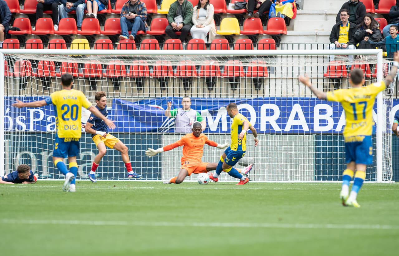 Owono, en el moment que Jesé cau dins l'àrea.