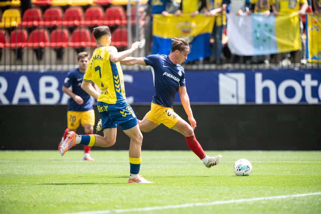 L'acció del gol de Théo Le Normand, que carrega la cama.