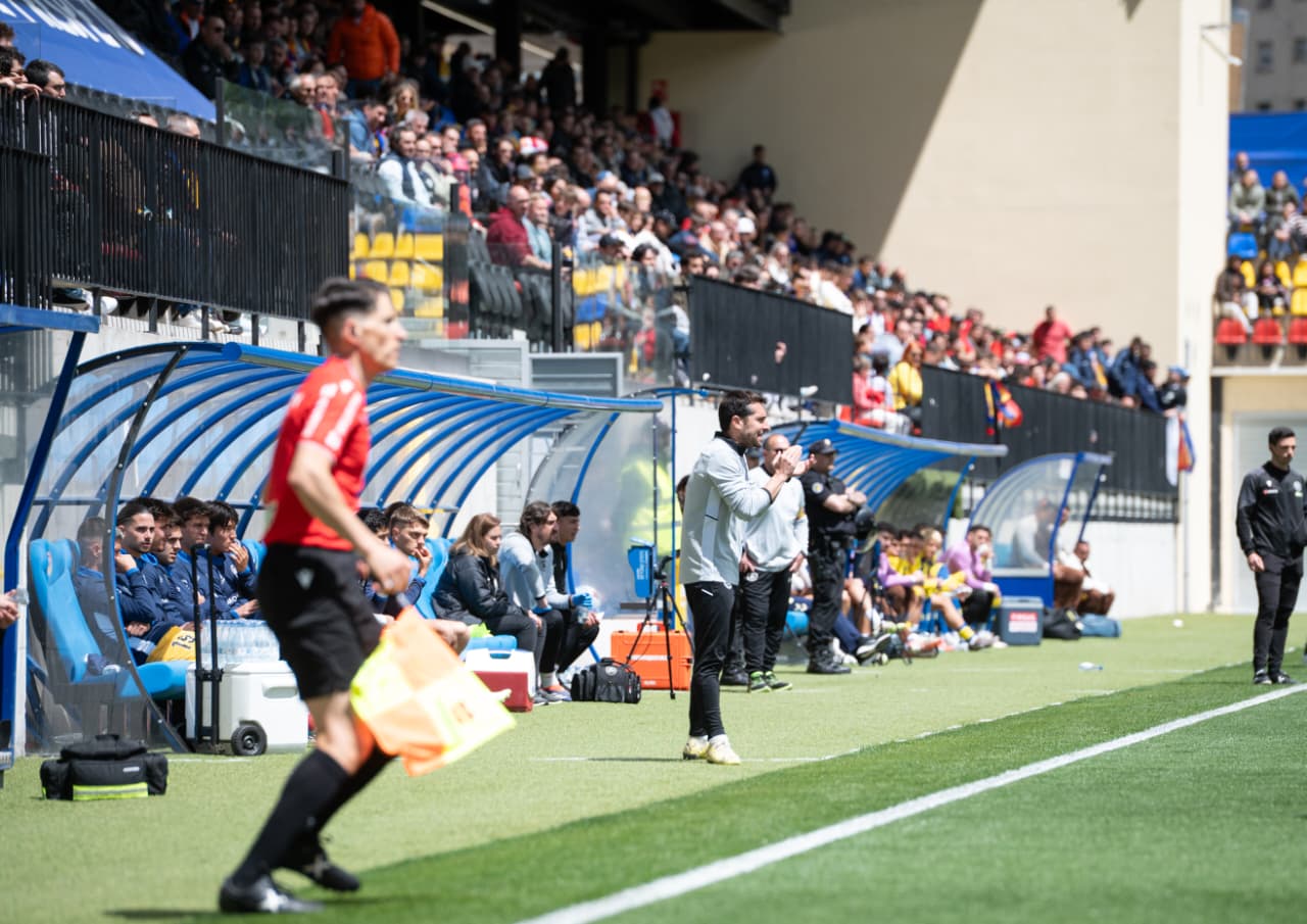 Aitor Yeto, avui l'entrenador que constava en acta, a la zona tècnica de l'FC Andorra.