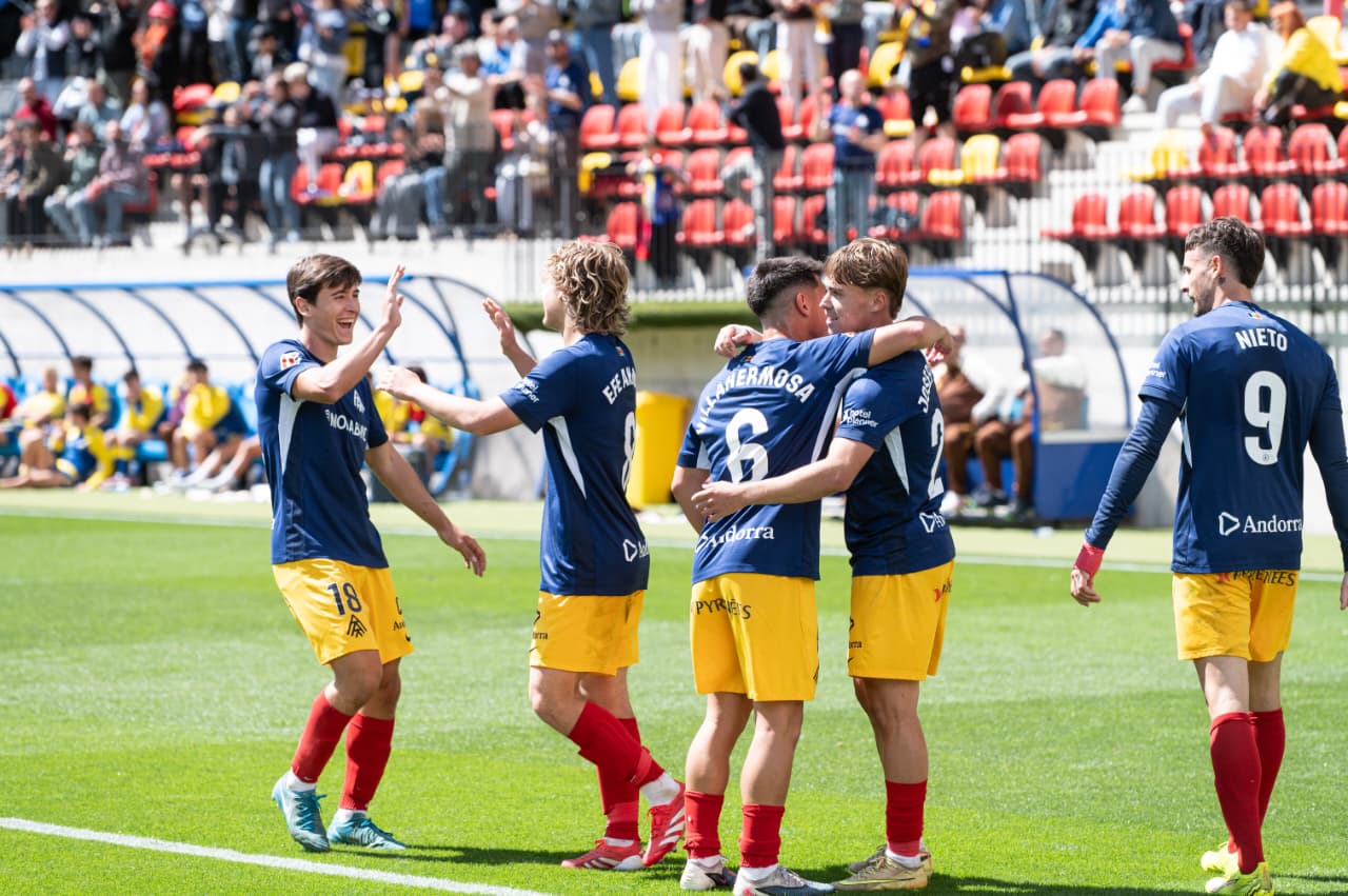 Els jugadors de l'FC Andorra, abraçats en un dels gols del segon temps.