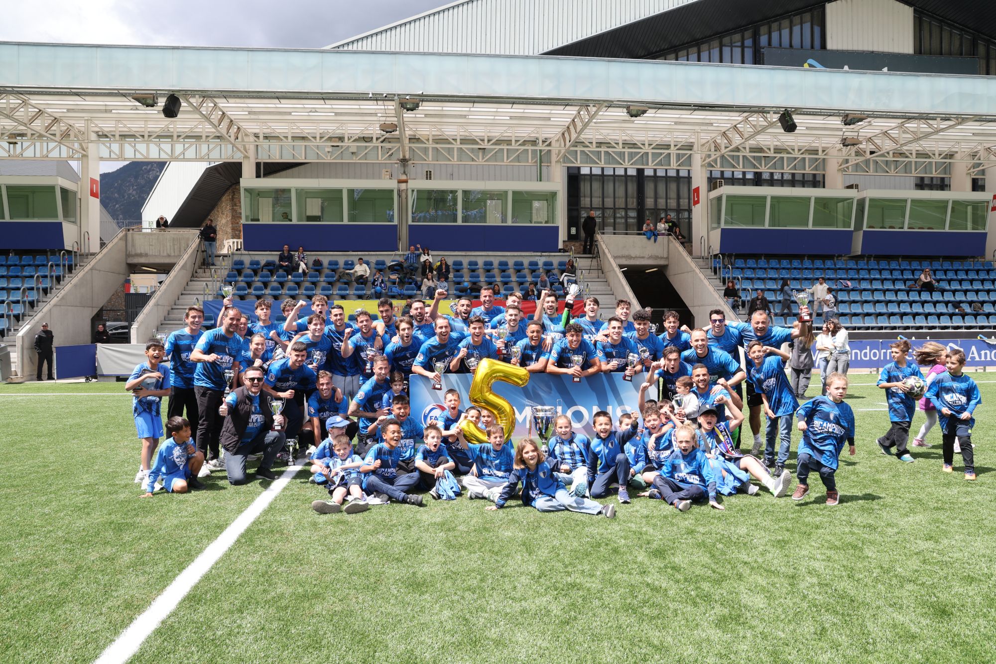 Els jugadors de l'Inter, acompanyats de jugadors de la base, staff i família, celebrant el cinquè títol de la seva història. 