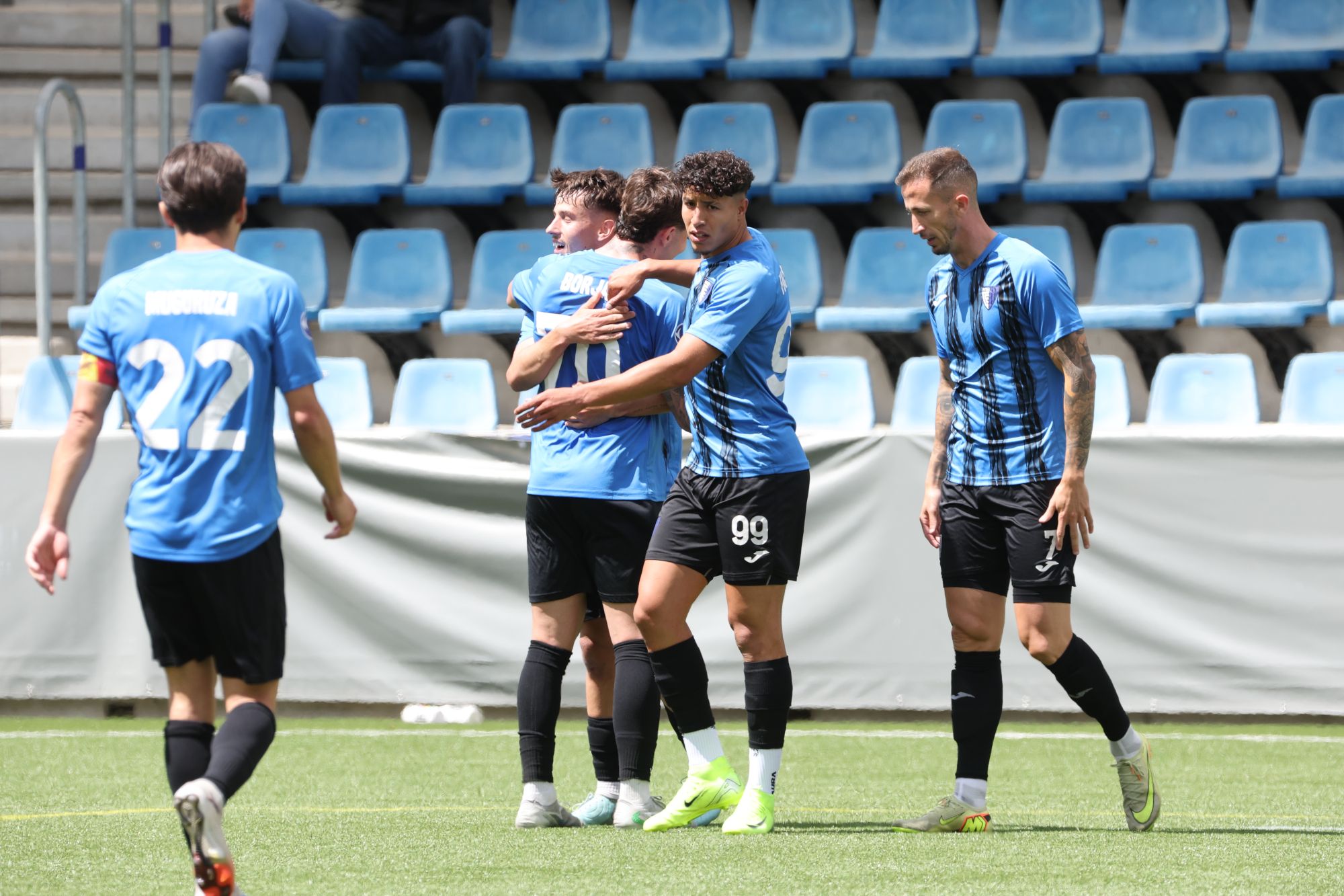 Els escaldencs celebren un dels gols que els han permès proclamar-se campions.