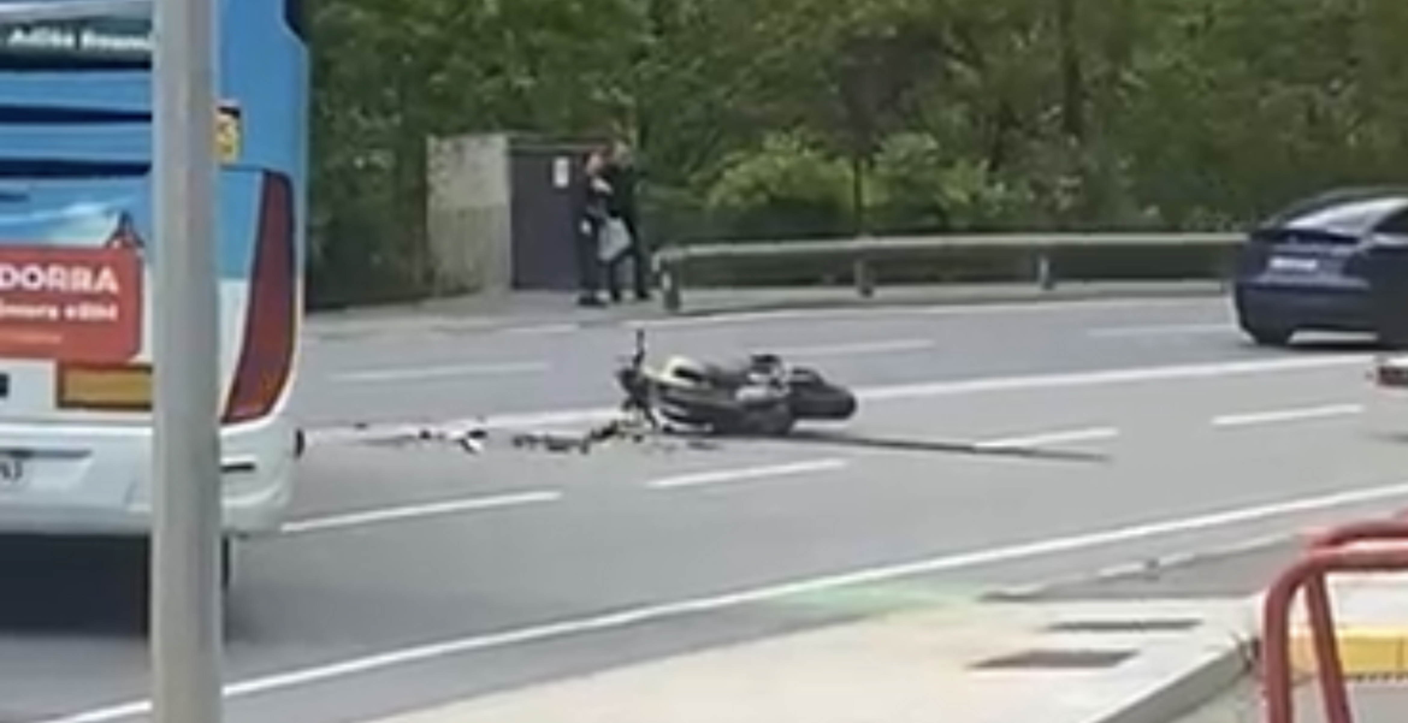 La moto va rodolar per terra després de la trompada.
