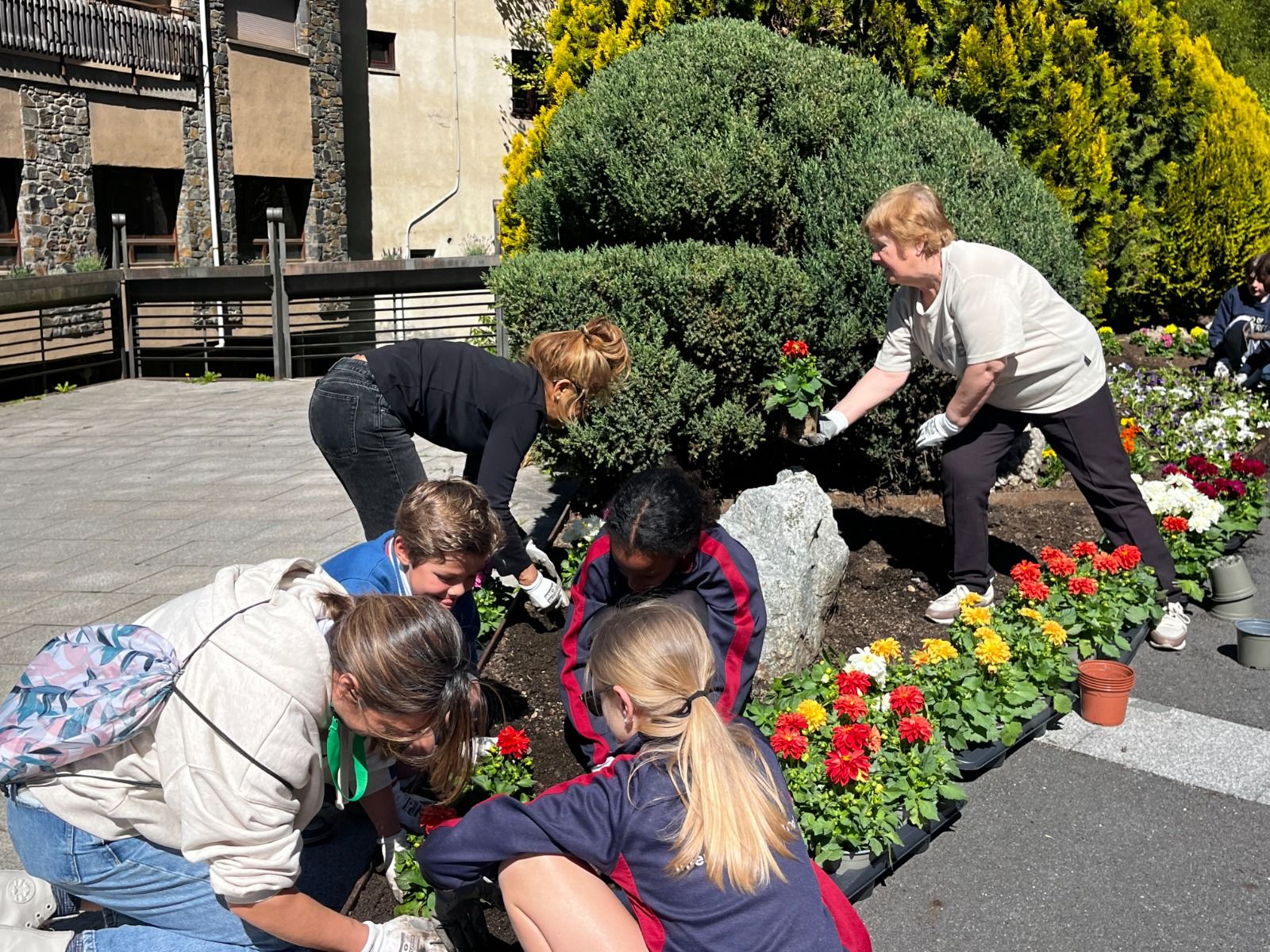 Jornada d’enjardinament de la Massana amb els infants i padrins de la parròquia.