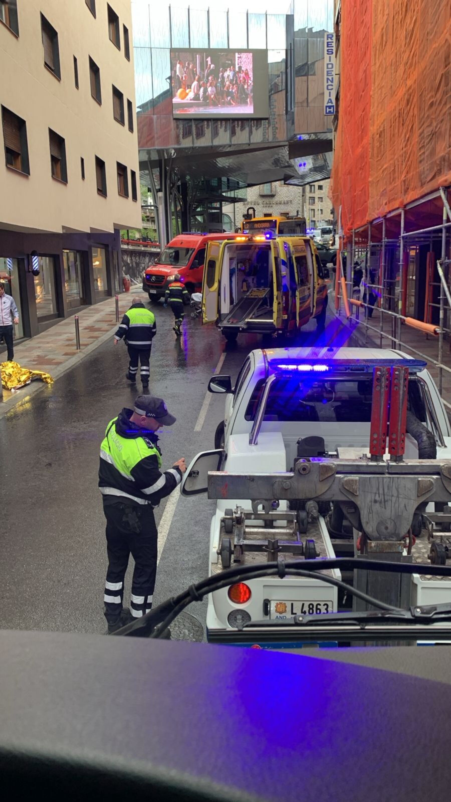 El sinistre, a l’alçada del número 14 de l'avinguda Carlemany, està generant retencions puntuals a la zona.