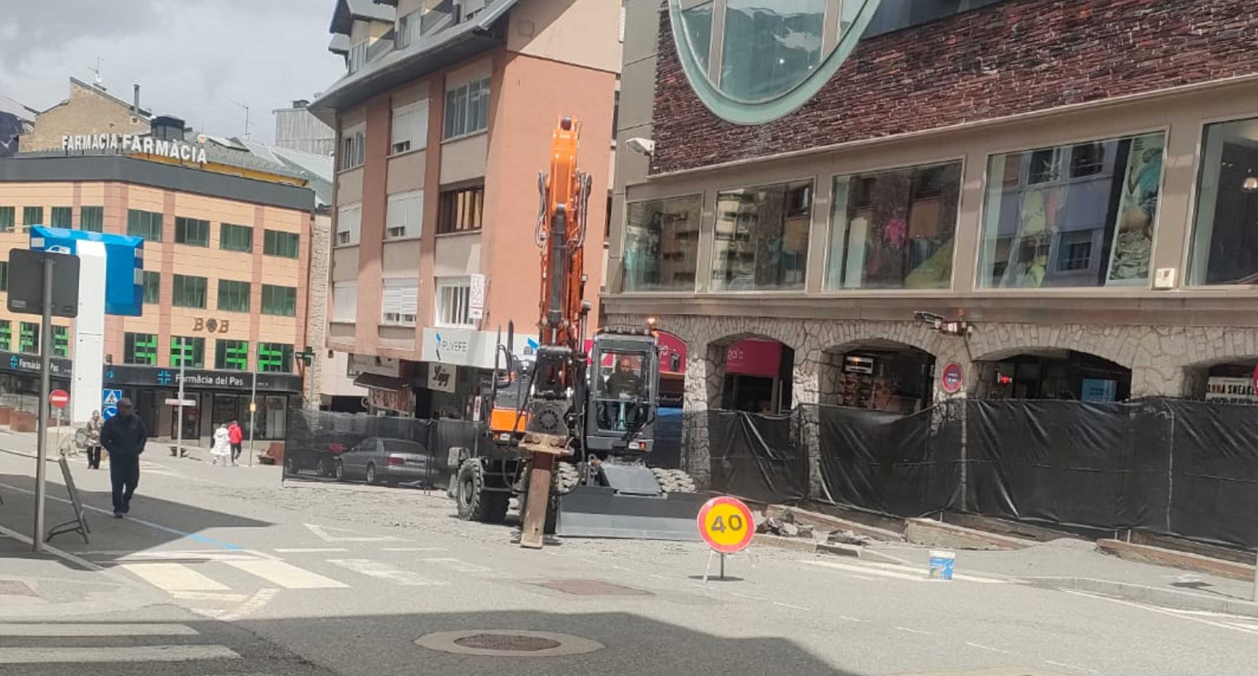 Una màquina fent les obres aquest matí.