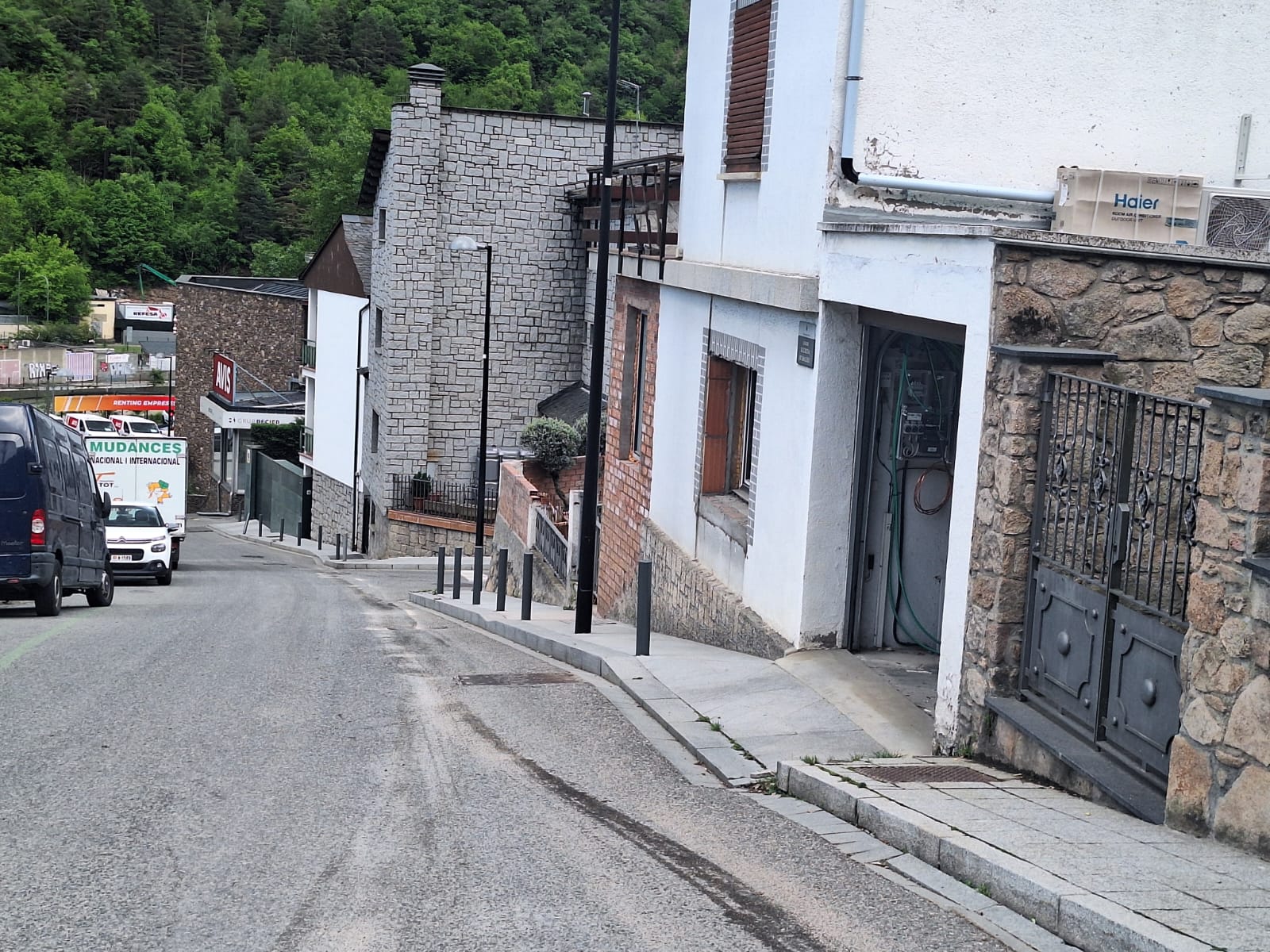 El vessament de gasoil, al carrer Roureda de Malreu.