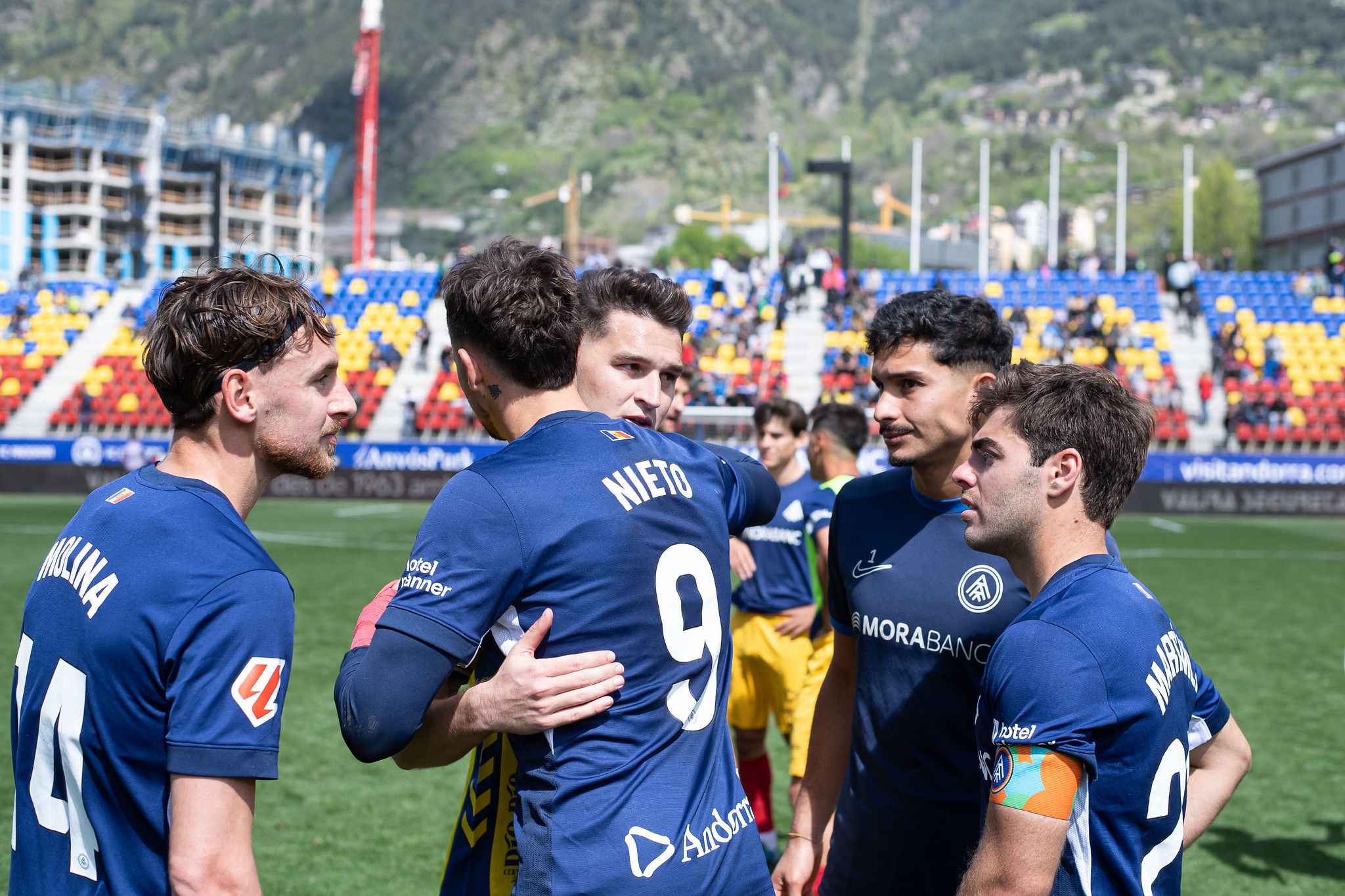 Els jugadors de l'FC Andorra, consolant a l'extricolor Mika Mármol en acabar el partit.