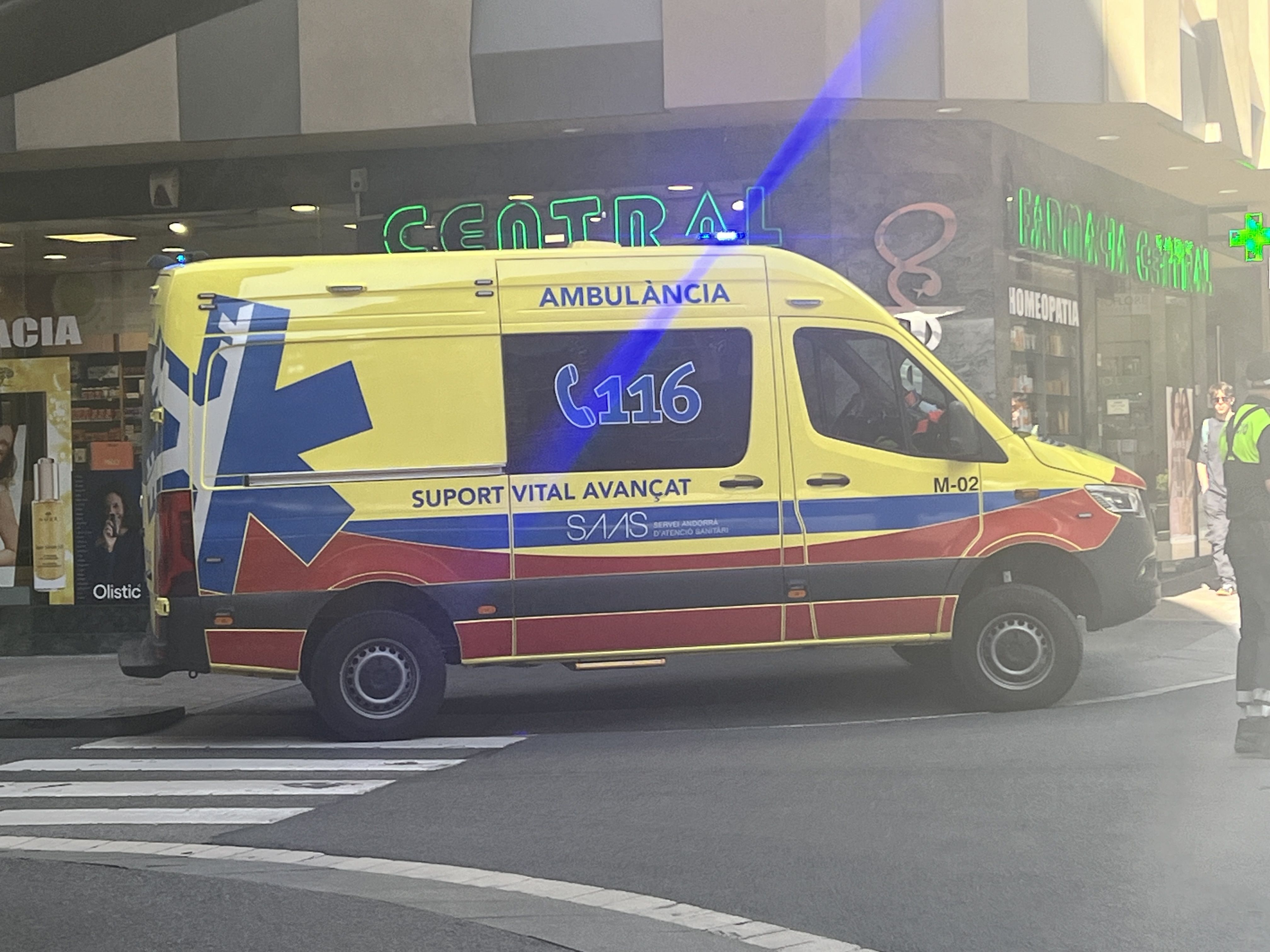 Diverses ambulàncies s'han desplaçat fins al lloc de l'accident.