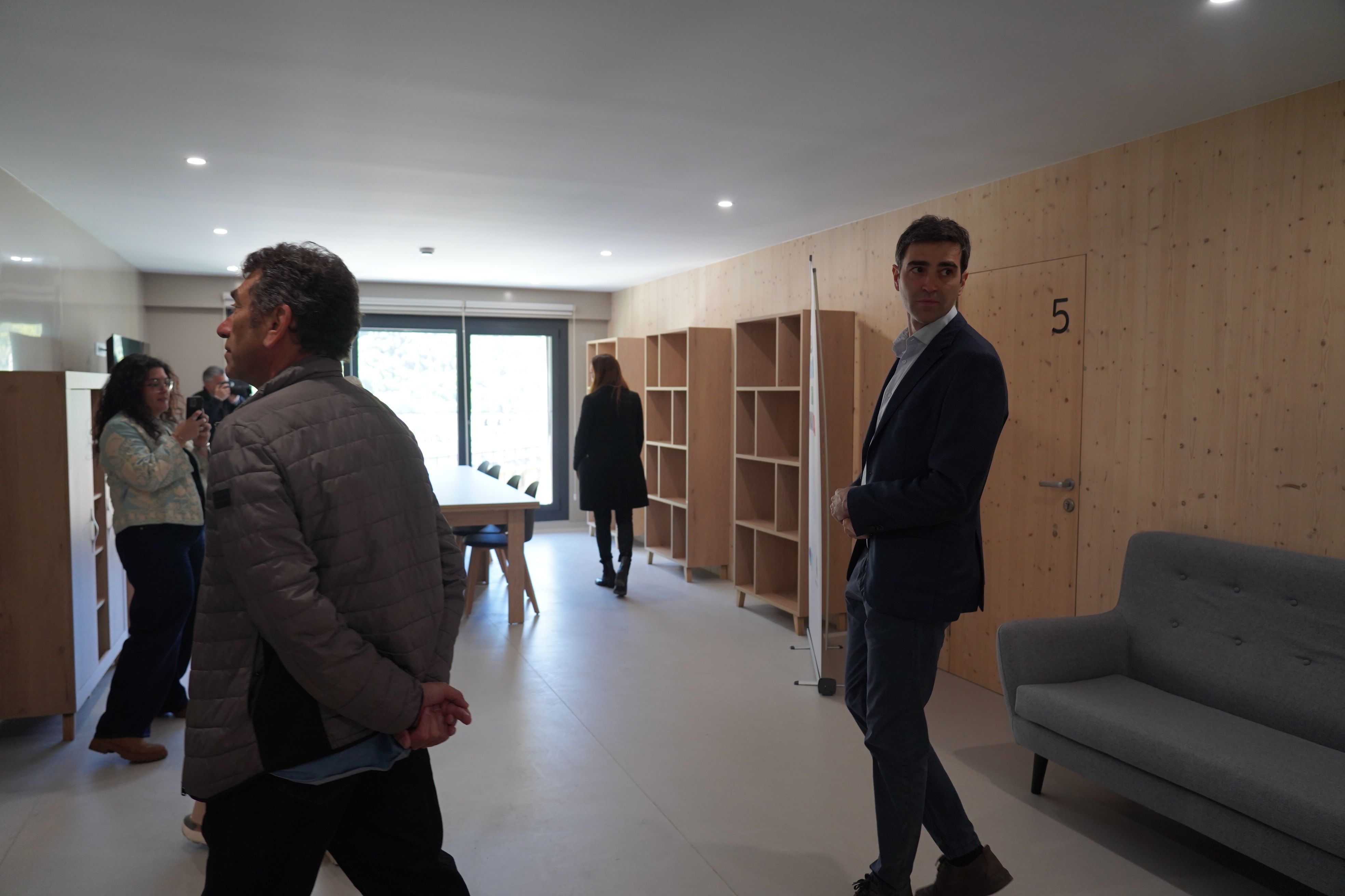 Visita a la segona planta de l'edifici. Visita a la segona planta de l'edifici.