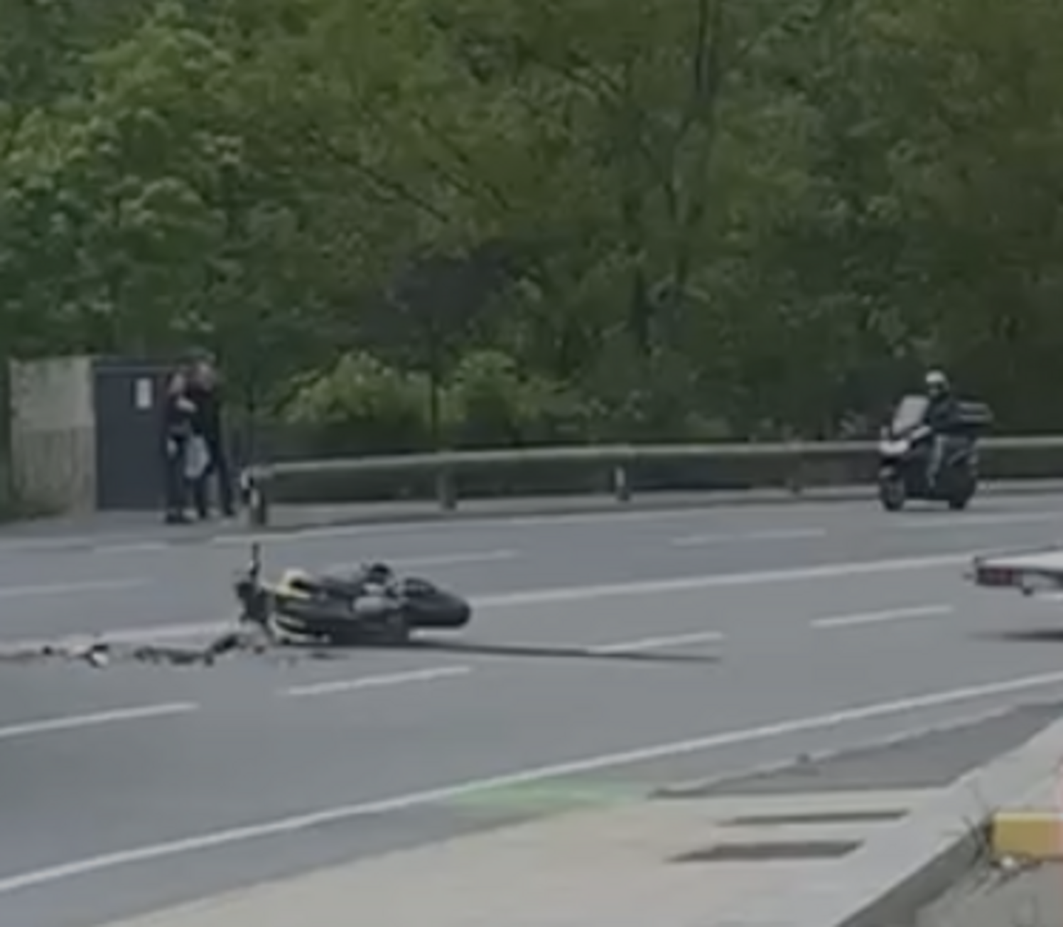 La moto accidentada, per terra.