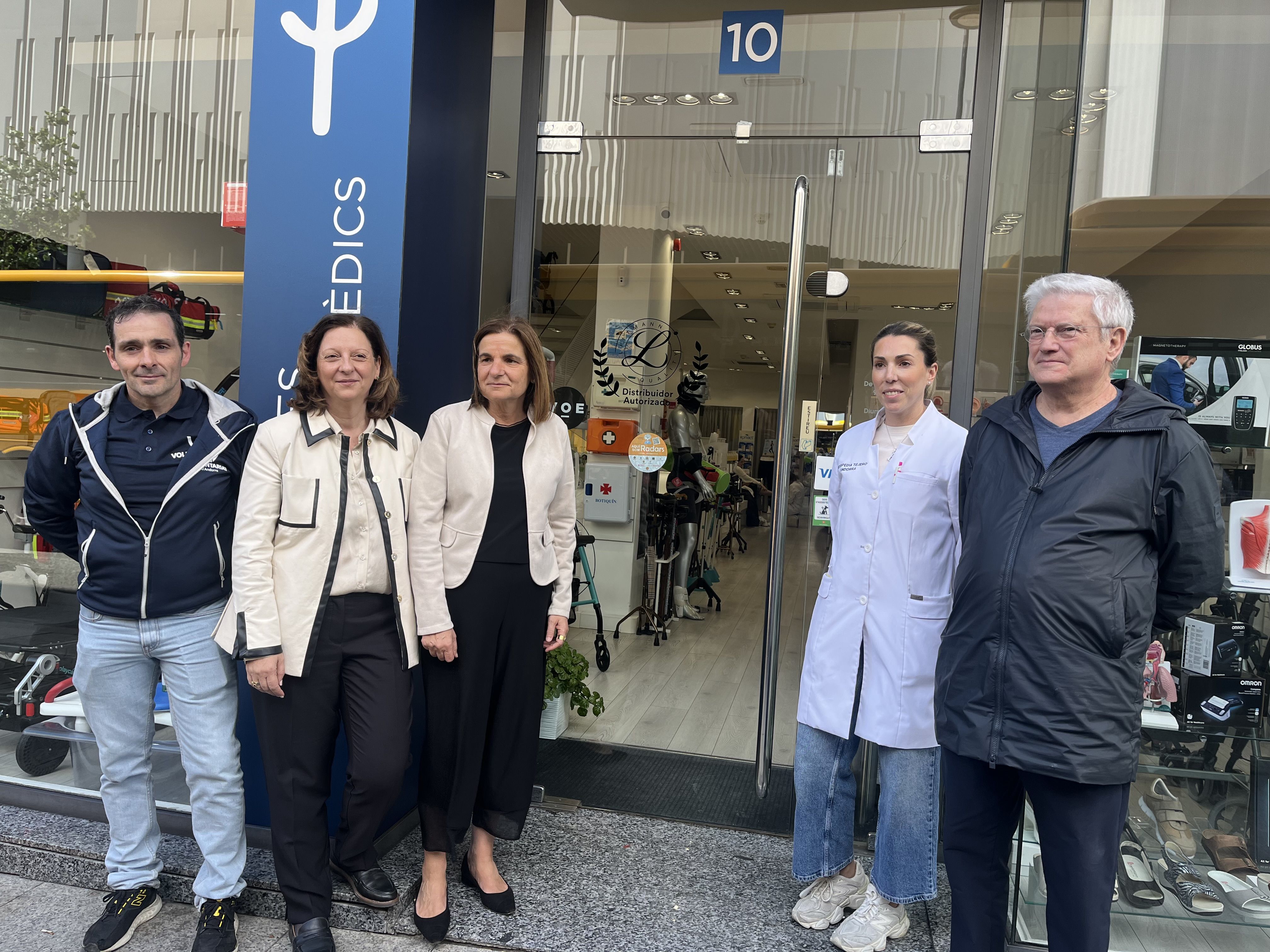 La ministra i la secretaria d'Estat d'Afers Socials, el president de la federació de la gent gran, la titular d'un dels establiments adherits i un voluntari.