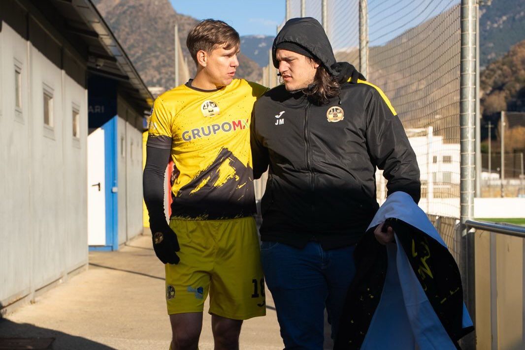 El mànager general de la UE, Juan Manuel López, amb un dels jugadors de l'equip que entrena Iñaki Alonso. 
