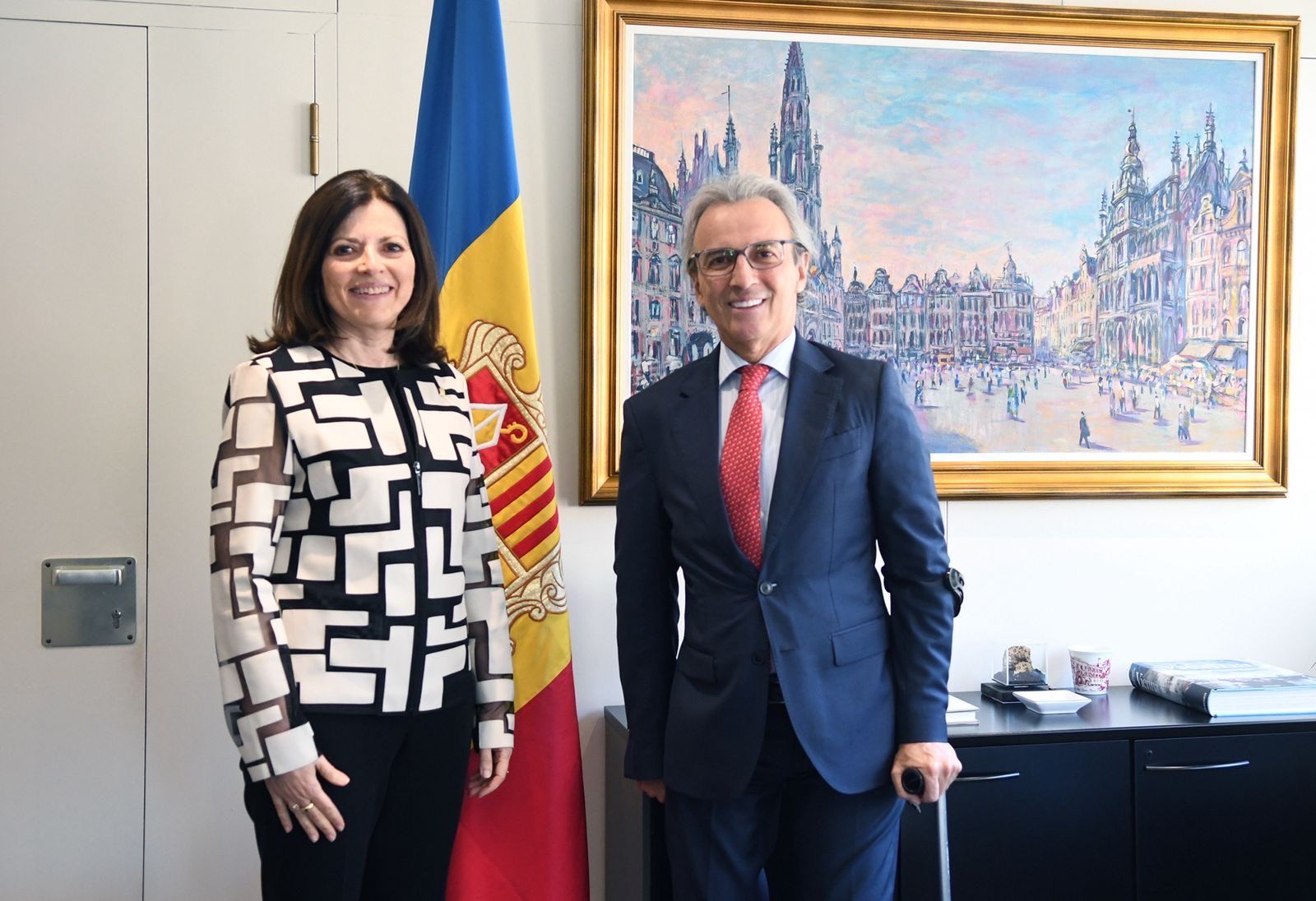 la ministra d’Afers Exteriors, Imma Tor, i l’ambaixador de Colòmbia, Eduardo Ávila Navarrete.