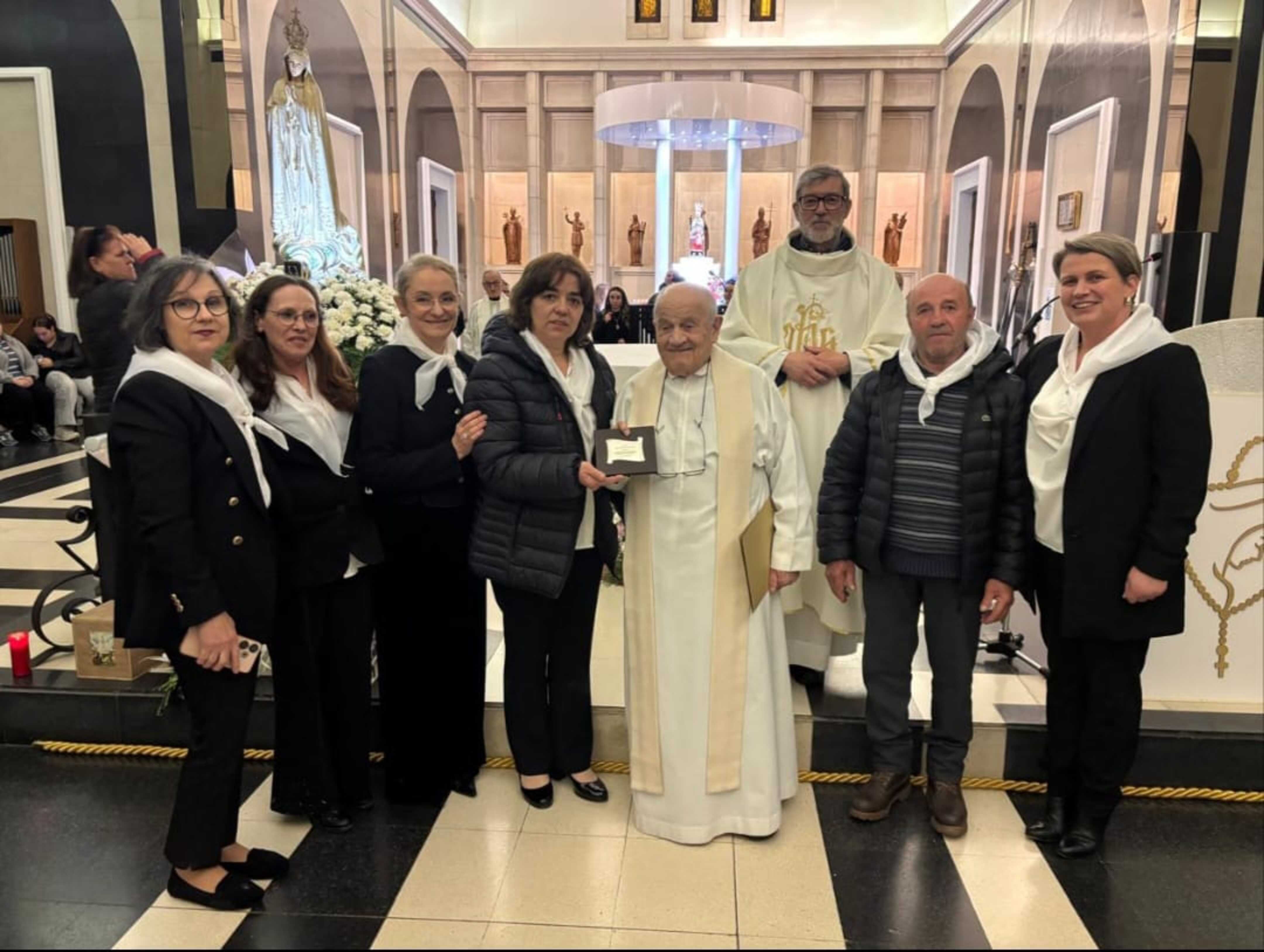 Membres de la confraria i el pare Albano homenatjant mossèn Ramon.