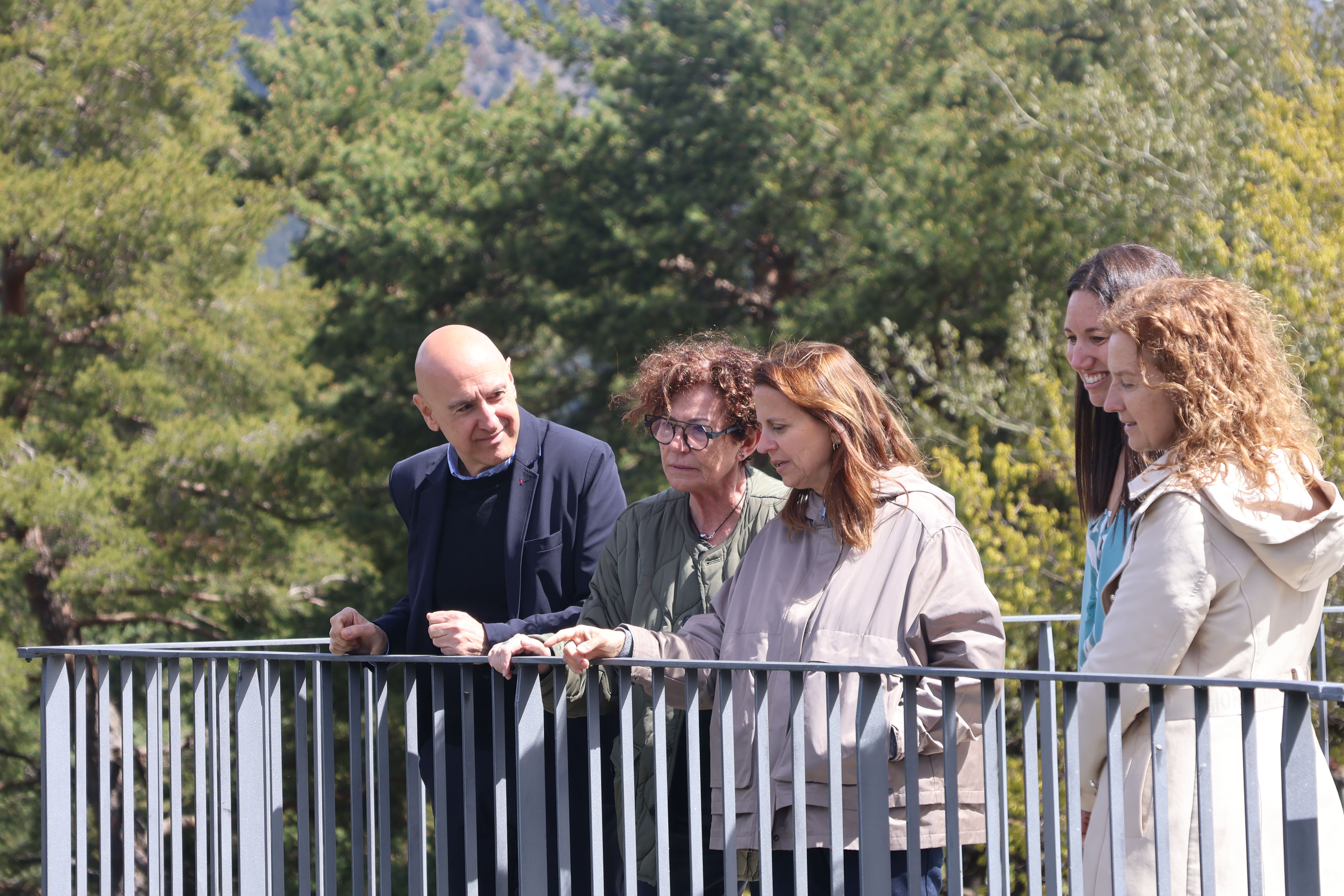 Quim Dolsa, Magda Mata i Rosa Gili durant la visita a Engolasters d'aquest matí.