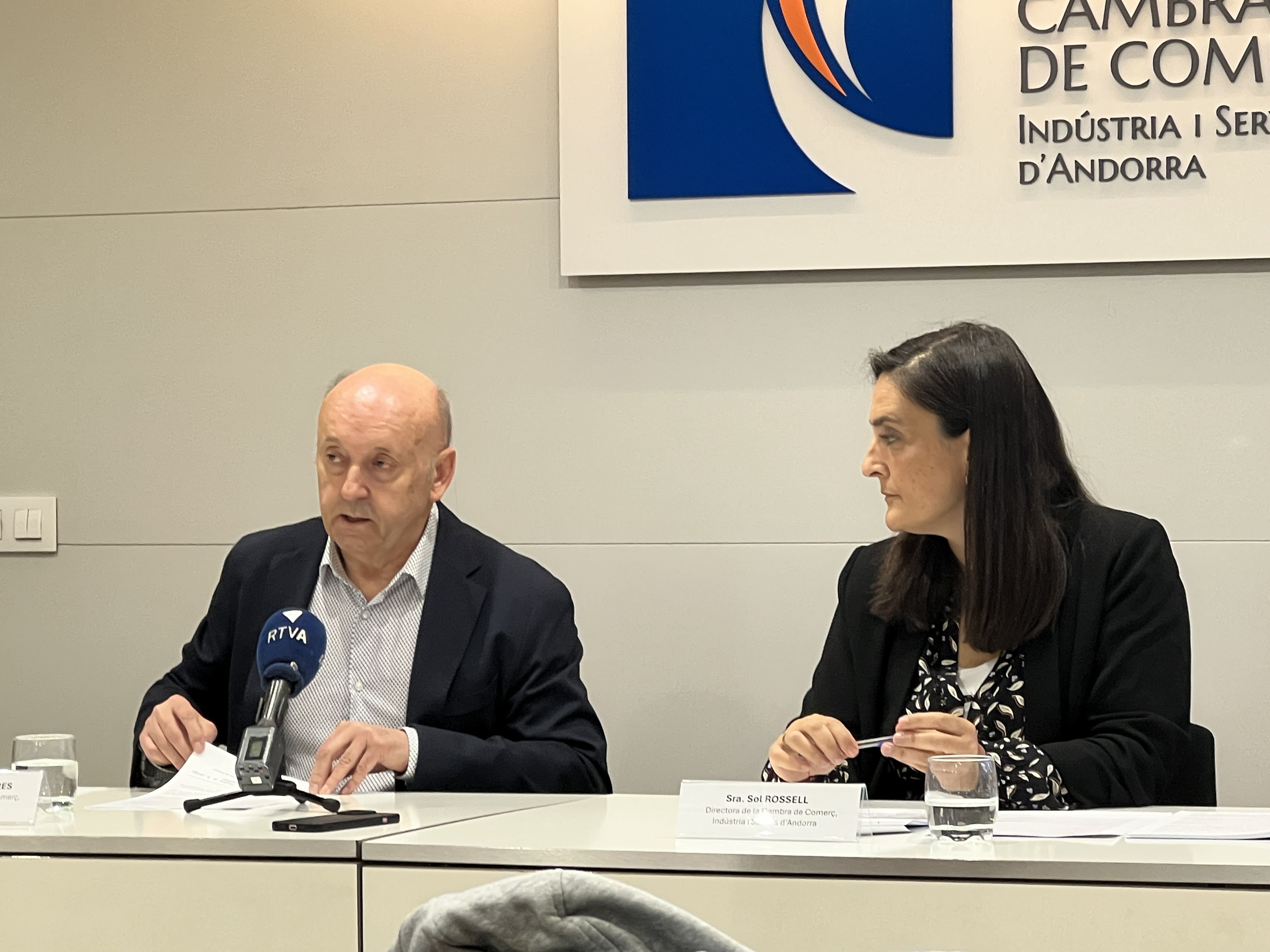 El president de la Cambra, Josep Maria Mas, i la directora de l'ens, Sol Rossell, durant la compareixença.