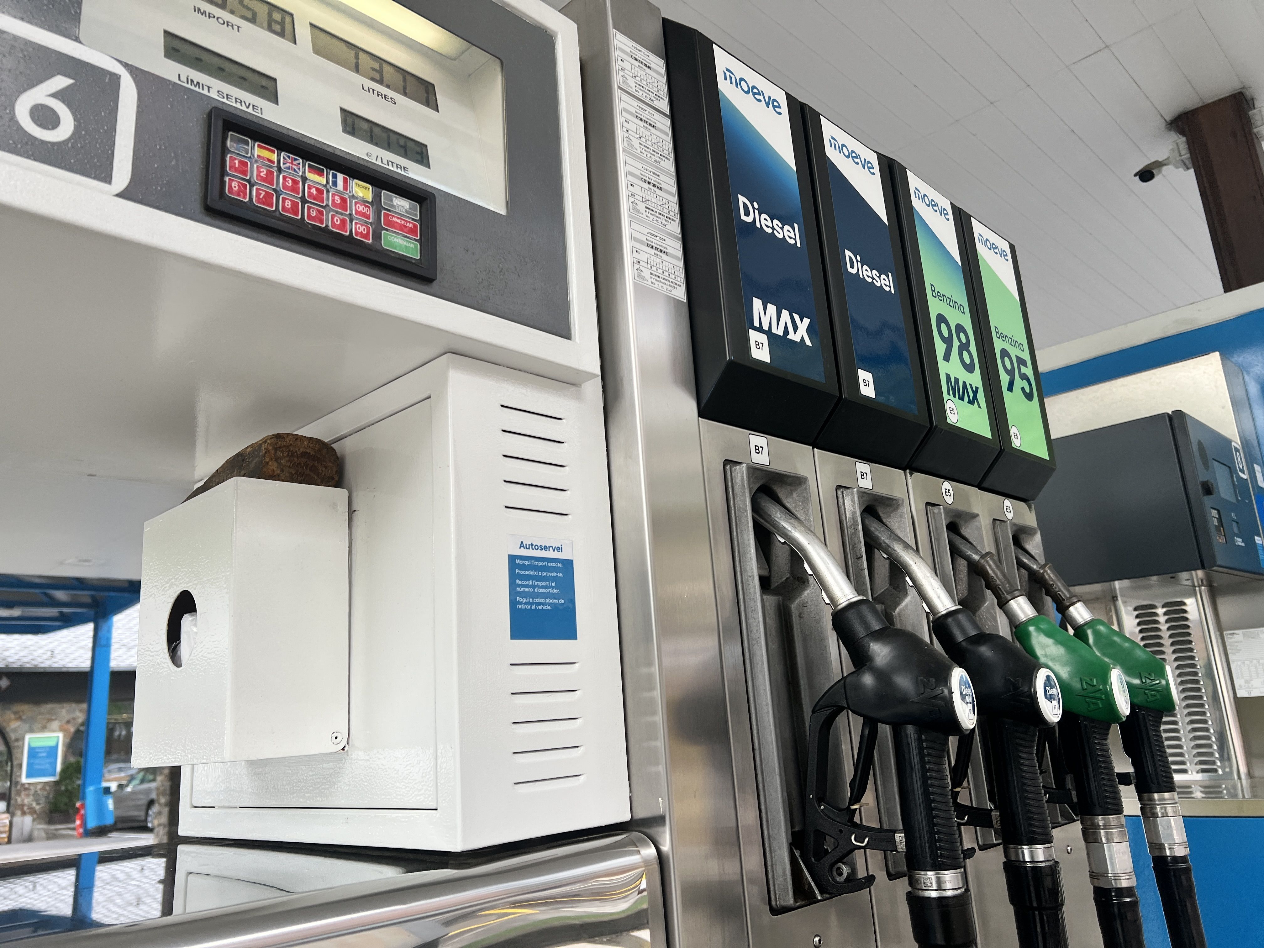 Sortidors de gasolina en una estació de servei.