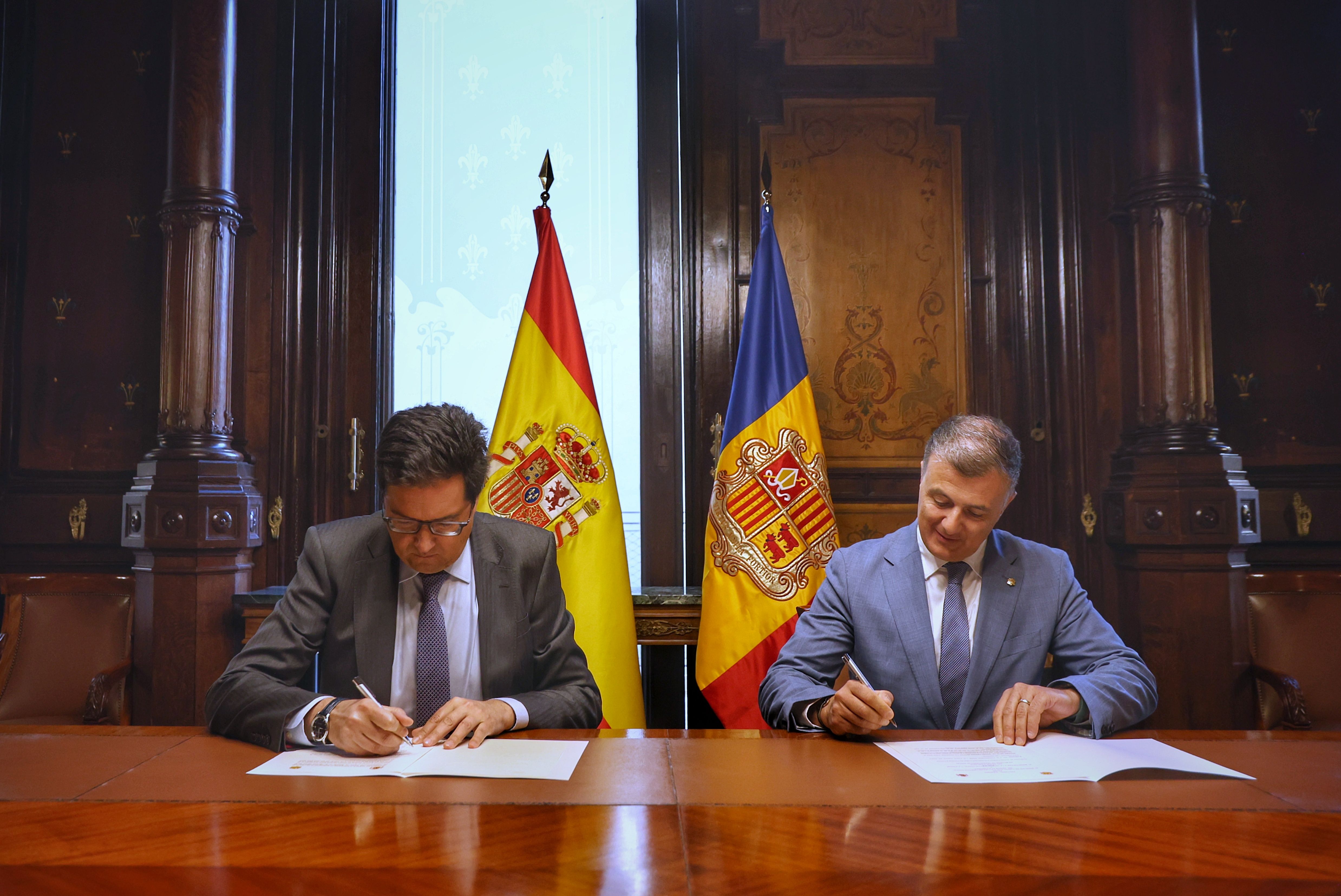 Els ministres Óscar López i Marc Rossell durant la signatura del protocol.