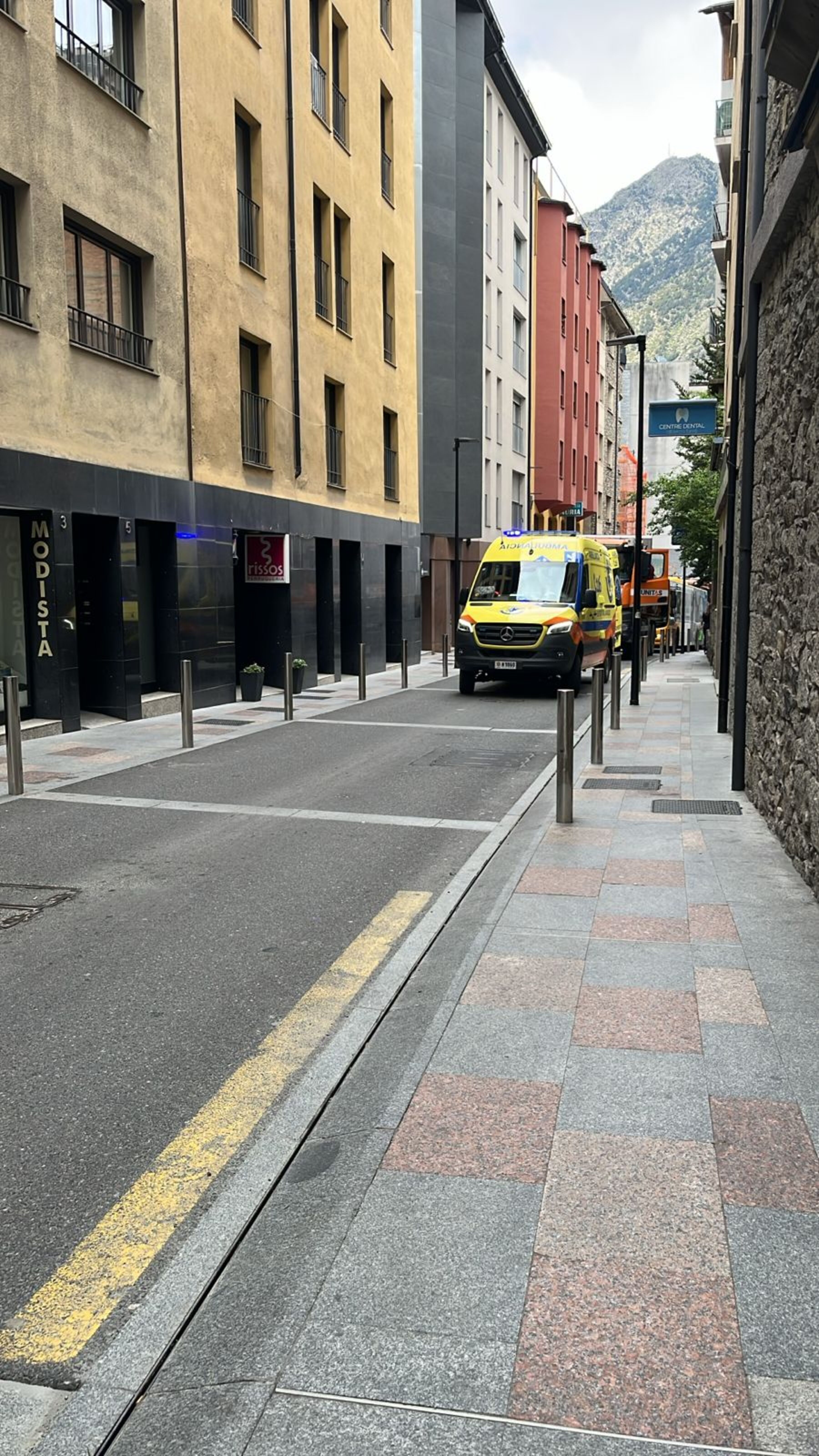 L'ambulància durant la seva intervenció al carrer Santa Anna.