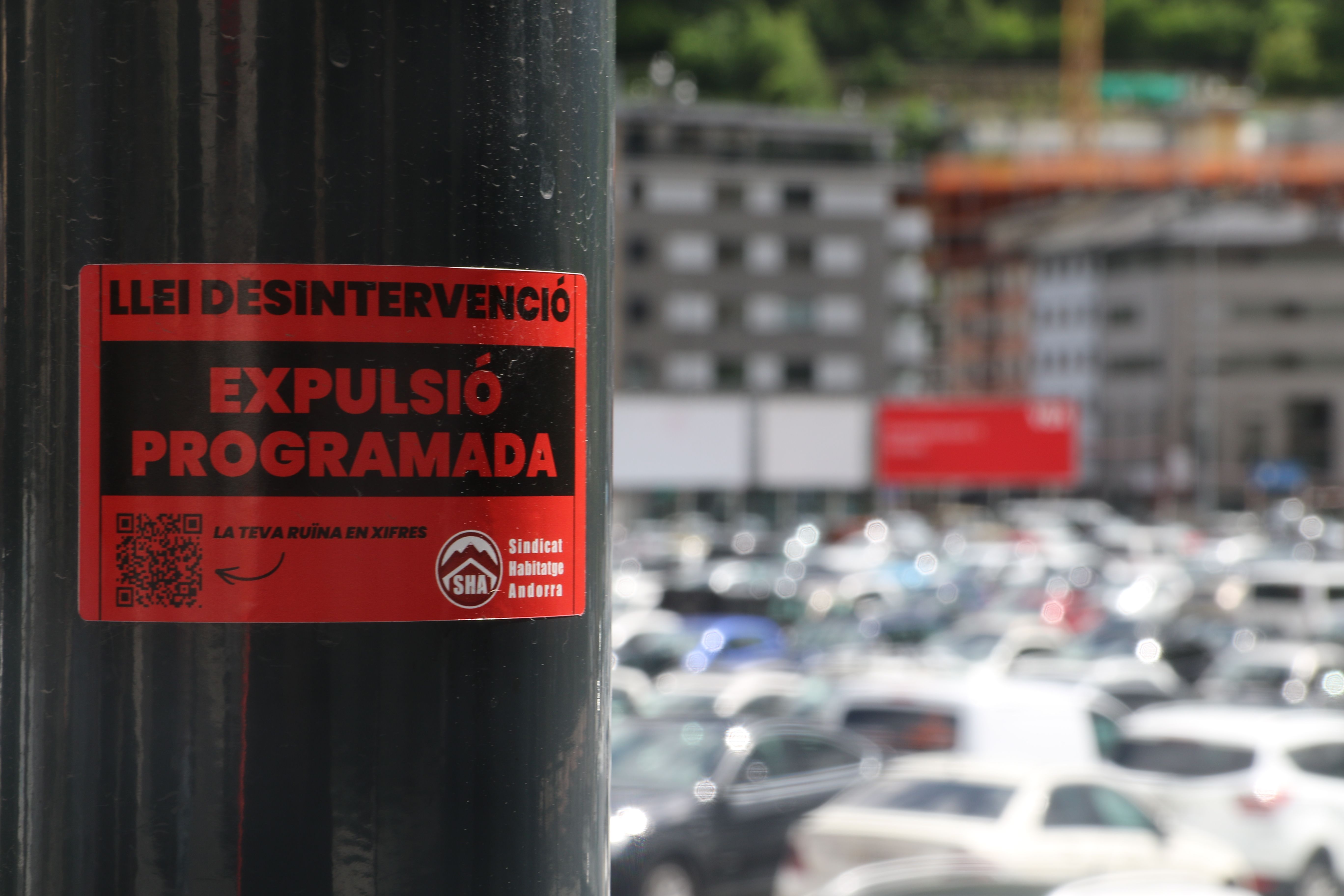 Un adhesiu per promoure la manifestació.