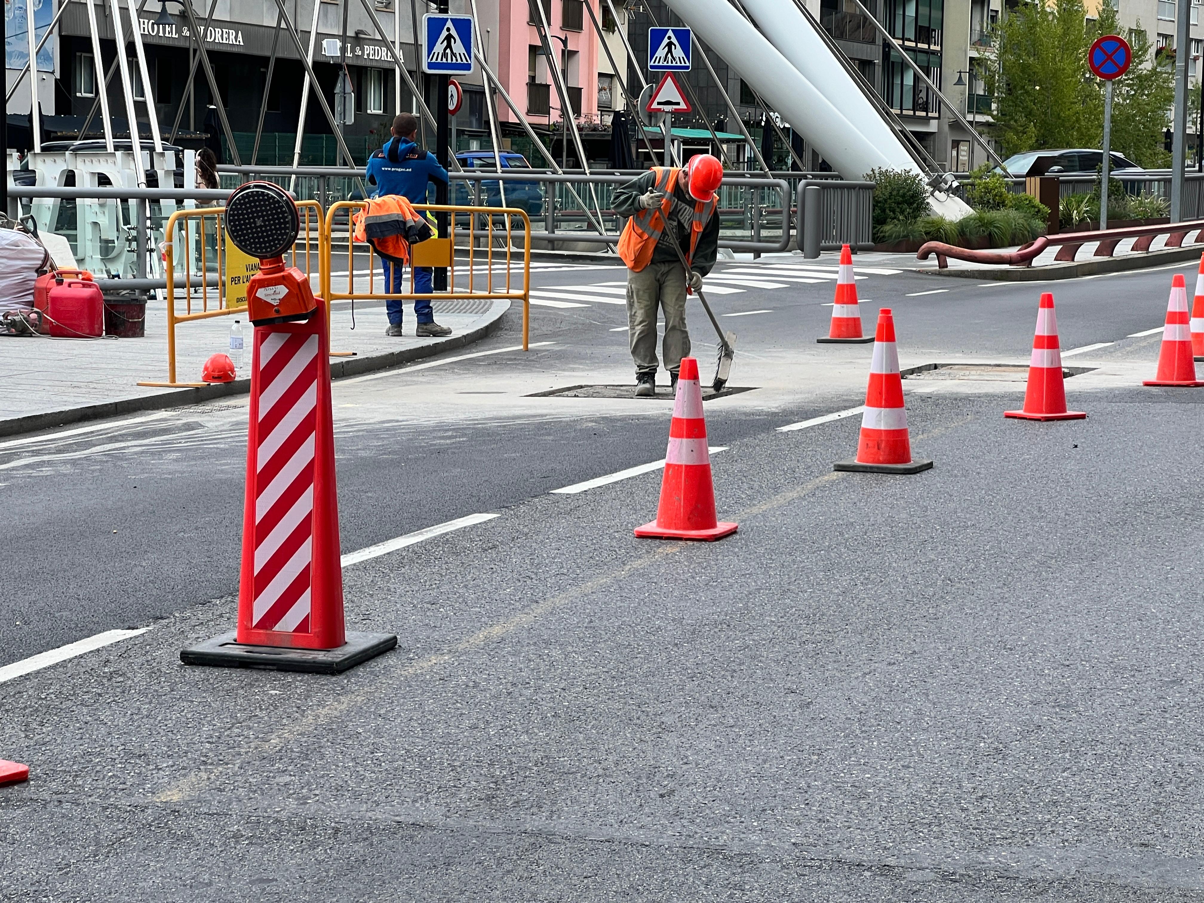 Un operari treballant en un dels embornals a l'avinguda Consell d'Europa.