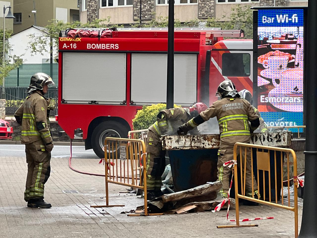 Els bombers remenant les brases per assegurar que el foc no revifés.