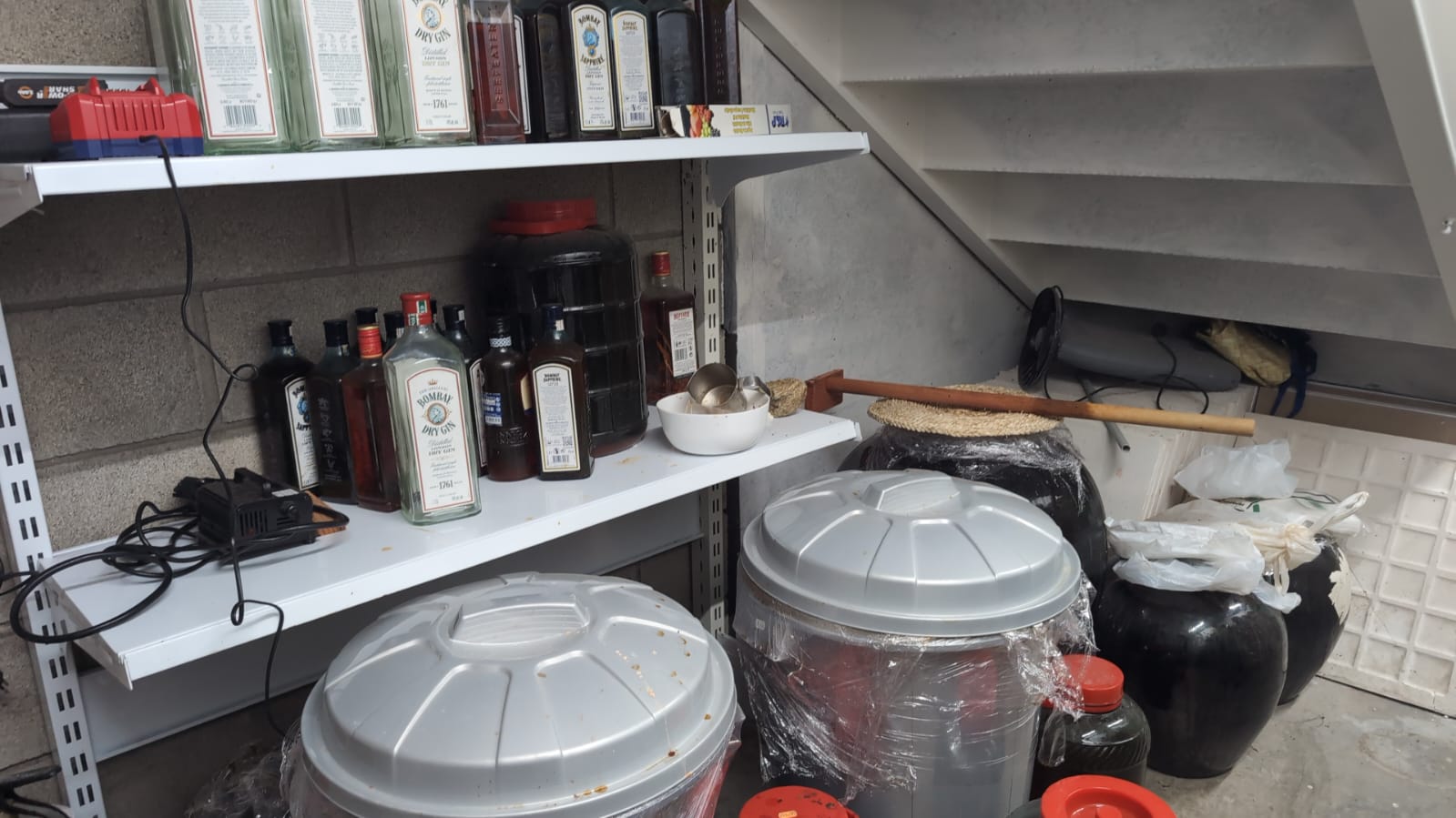 En un dels locals es va trobar també una instal·lació per preparar beguda fermentada.