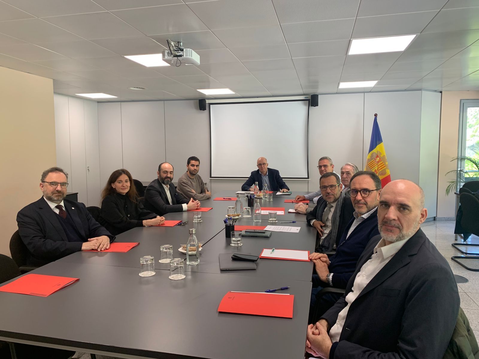 La reunió entre el director del departament d'Ensenyament Superior, Recerca i Innovació Tecnològica, Xavier Campuzano, i els representants de les universitats que va tenir lloc l'any passat i on es va debatre publicar un codi de bones pràctiques per a les microcredencials.