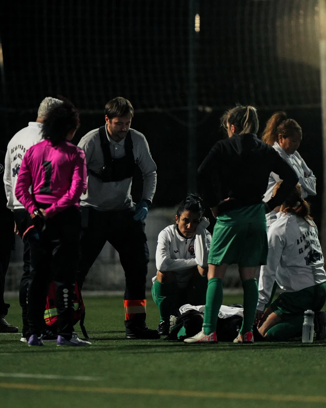 La jugadora commocionada, sobre la gespa mentre esperaven l'arribada de l'ambulància. 