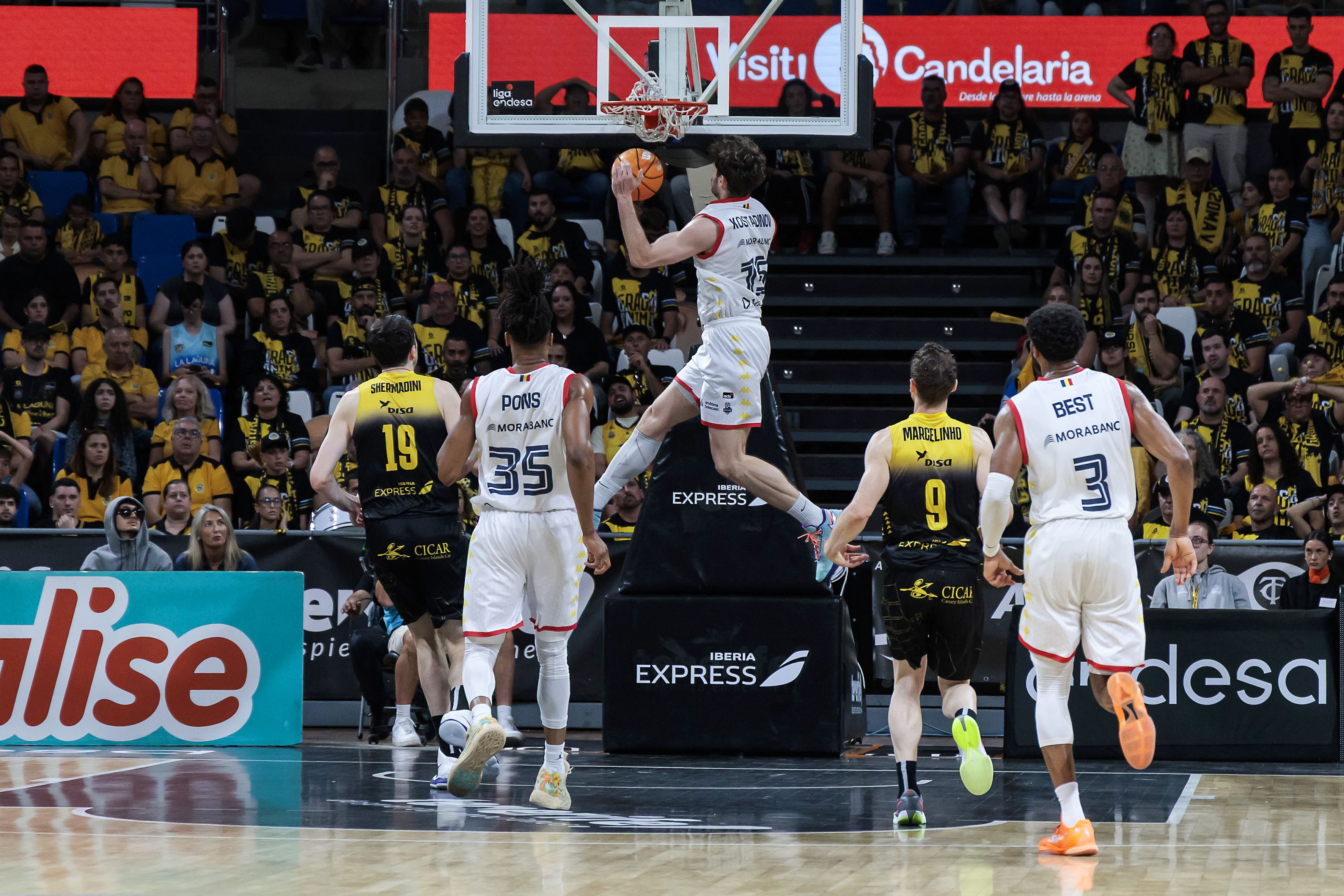 Kostas Kostadinov, encistellant contra el seu exequip, La Laguna Tenerife. 