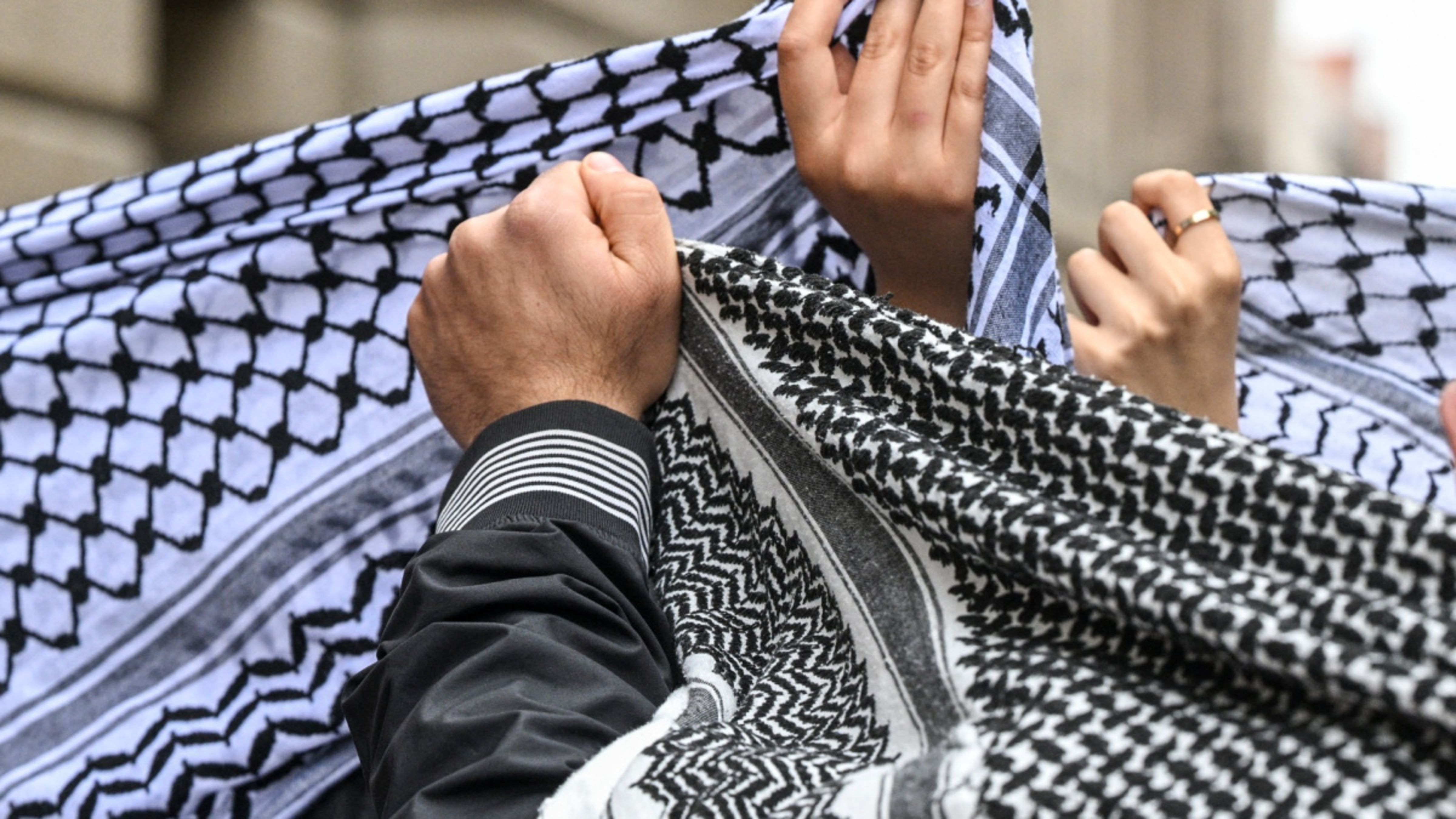 Dos mocadors palestins.
