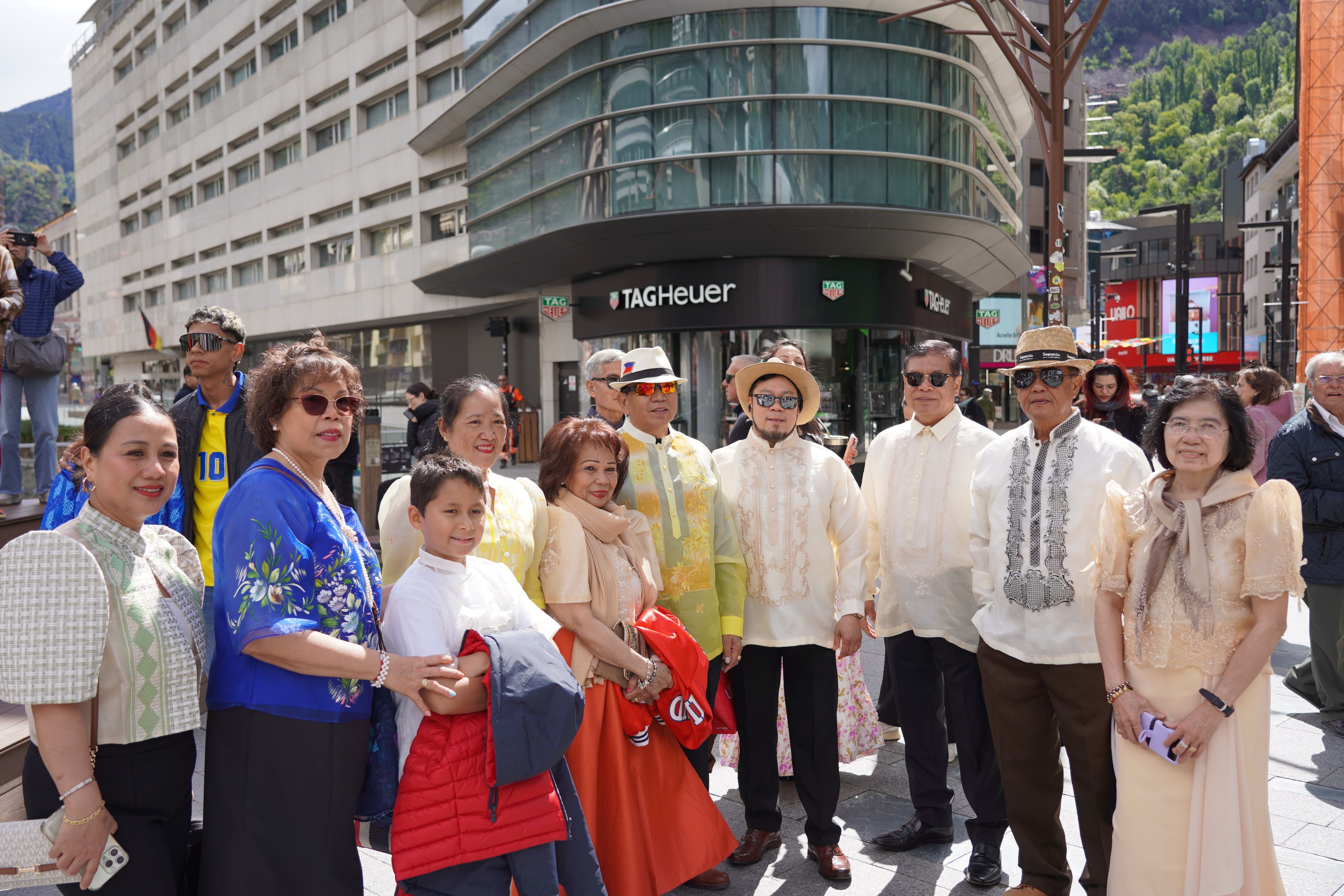 Filipines i els seus vestits tradicionals. 