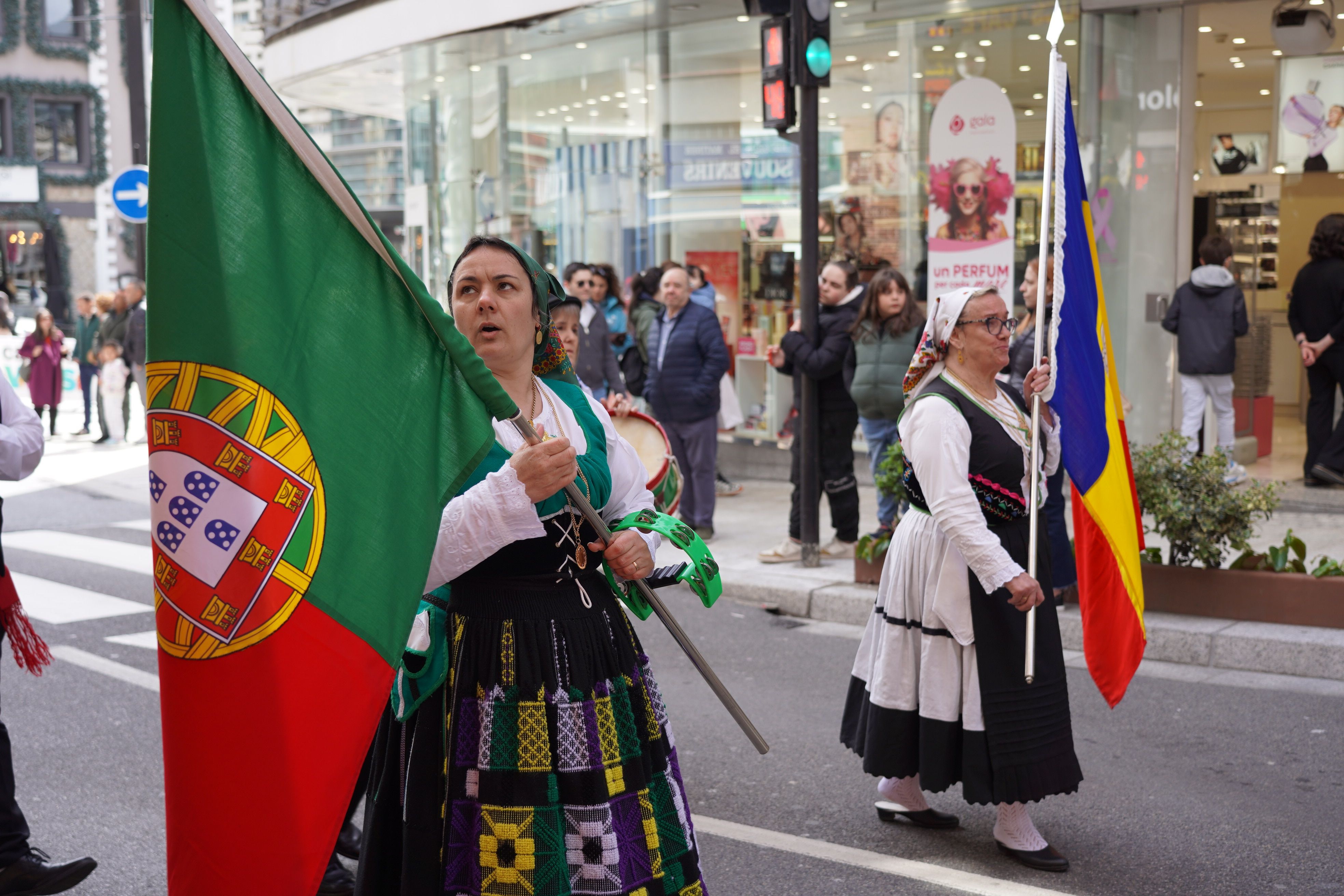 Banderes luses mai falten en aquestes celebracions.