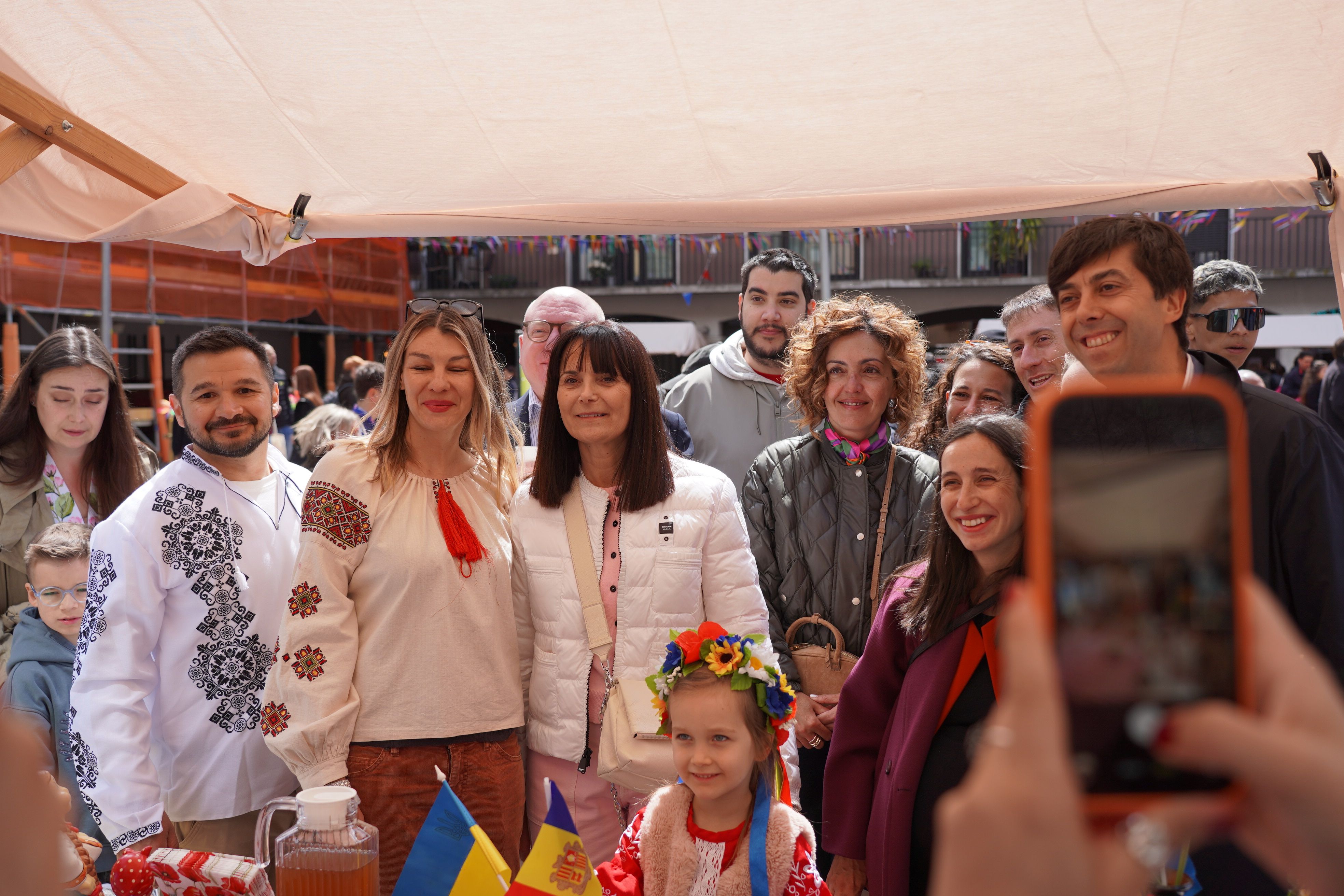 Fotografia dels polítics amb l'associació d'Ucraïna. 