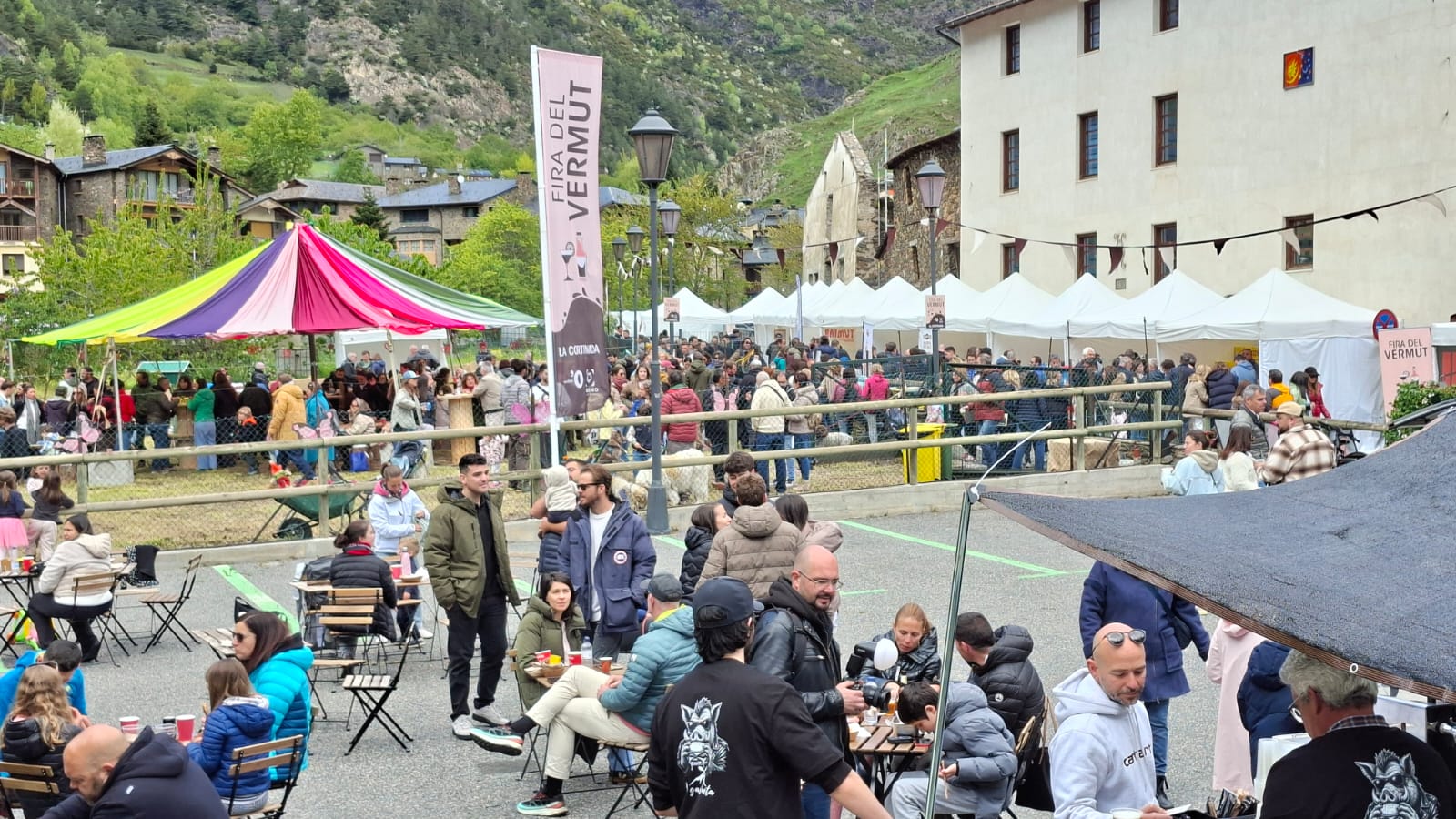 La Fira del Vermut arrenca amb una bona participació i totes les racions de l'arrossada exhaurides.