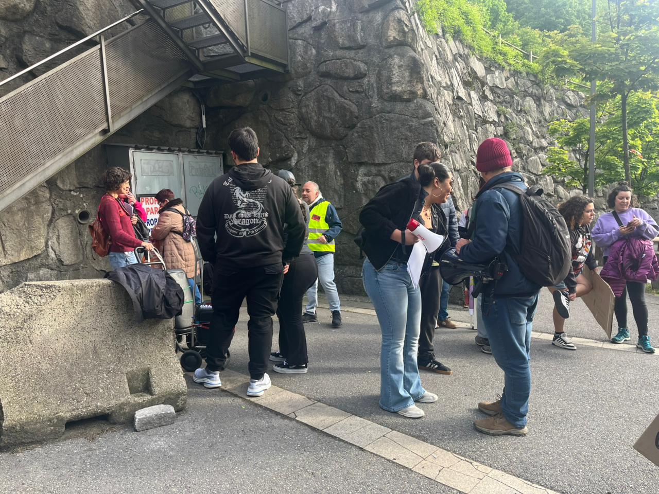 Algunes de les persones que ja s'han acostat a la rotonda del Km0 per iniciar la marxa. Algunes de les persones que ja s'han acostat a la rotonda del Km0 per iniciar la marxa.