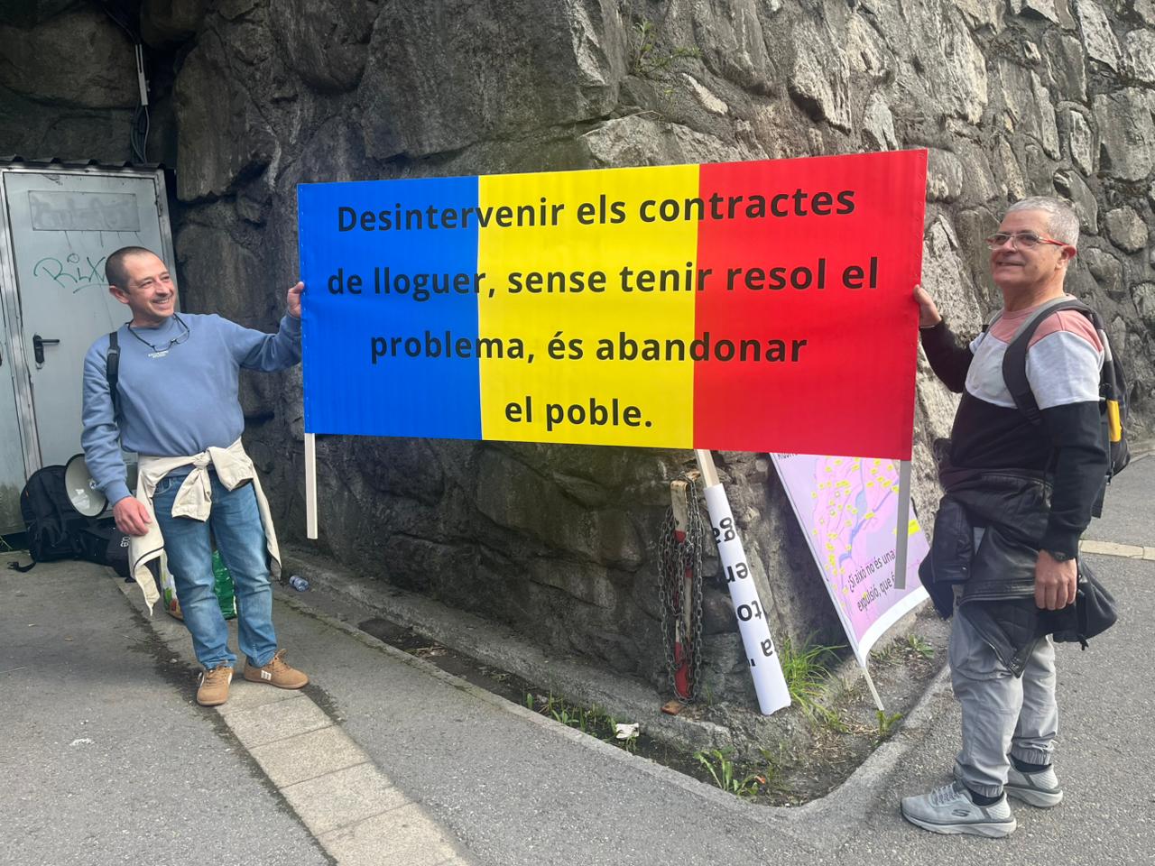 Dos dels principals activistes iniciadors del moviment conta les injustícies a Andorra amb pancartes. Dos dels principals activistes iniciadors del moviment conta les injustícies a Andorra amb pancartes.