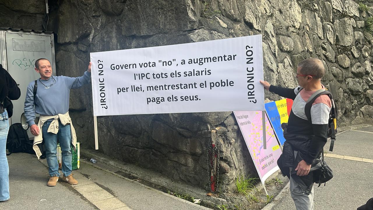 Dos dels principals activistes iniciadors del moviment conta les injustícies a Andorra amb pancartes. Dos dels principals activistes iniciadors del moviment conta les injustícies a Andorra amb pancartes.