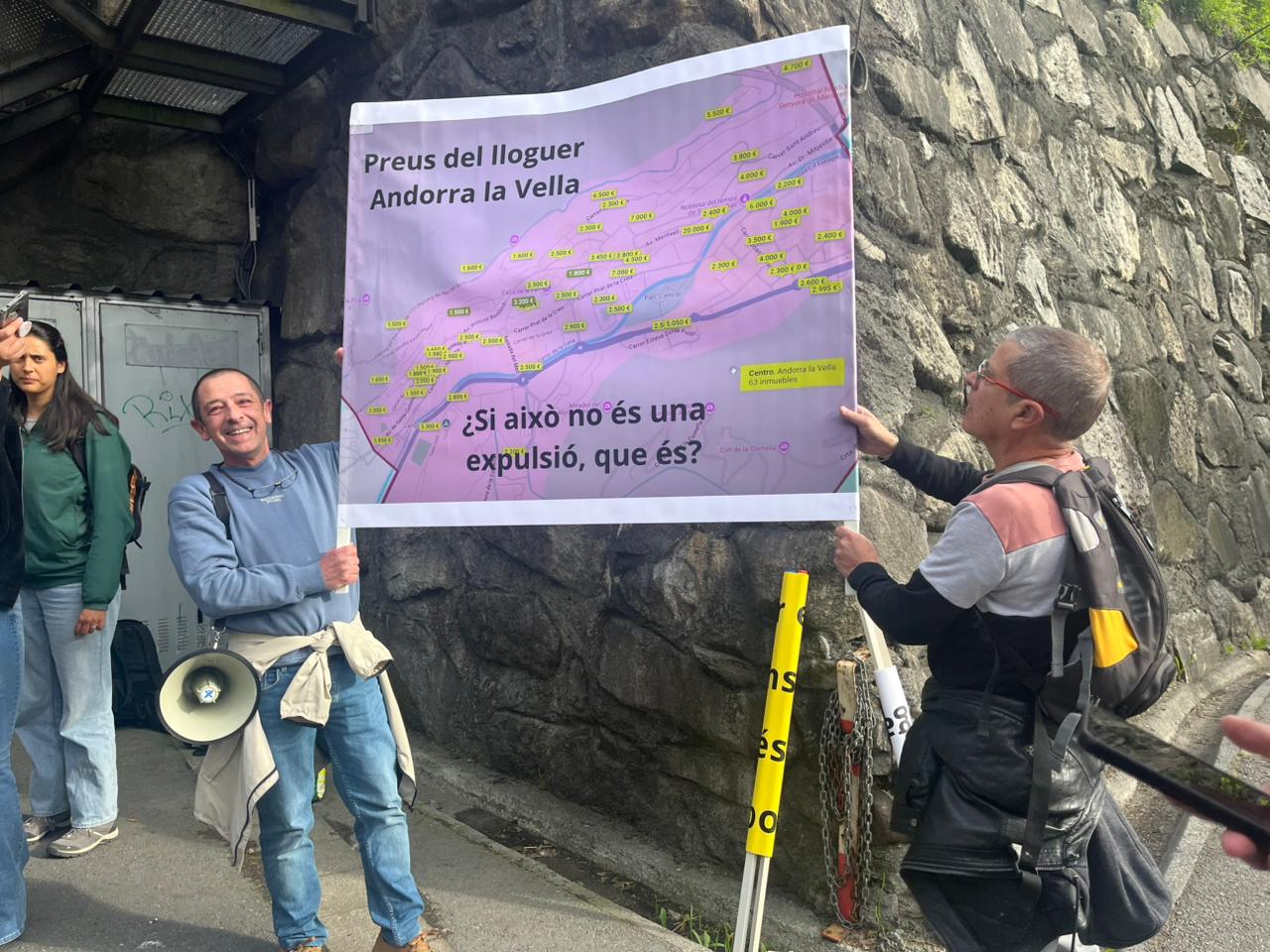 Dos dels principals activistes iniciadors del moviment conta les injustícies a Andorra amb pancartes. Dos dels principals activistes iniciadors del moviment conta les injustícies a Andorra amb pancartes.