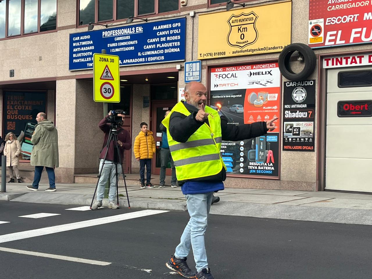 El secretari general de l'USdA, Gabriel Ubach, donant indicacions a l'inici de la manifestació. El secretari general de l'USdA, Gabriel Ubach, donant indicacions a l'inici de la manifestació.