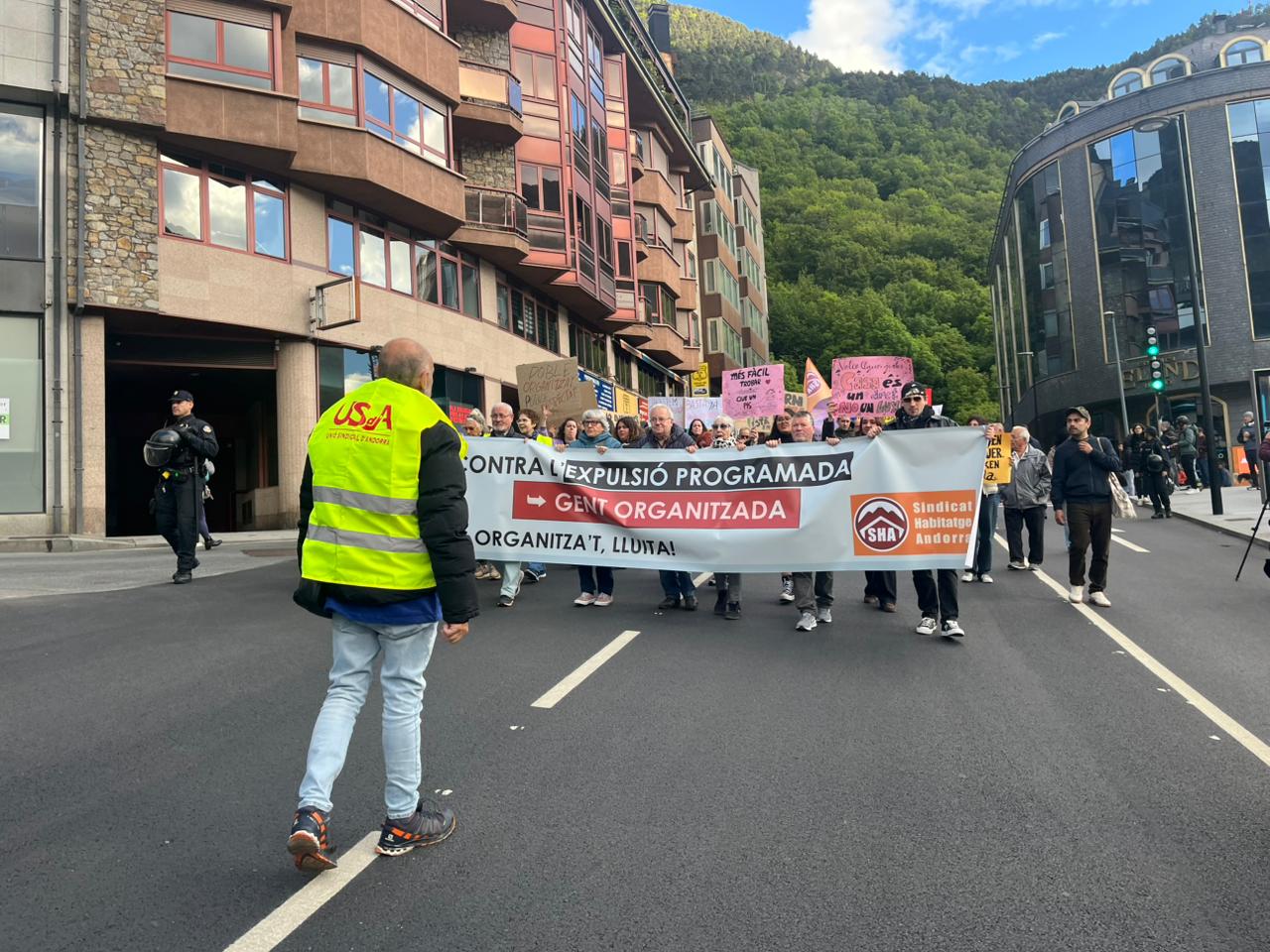 Ubach, enfront dels manifestants. Ubach, enfront dels manifestants.