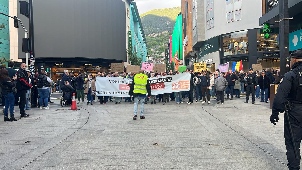 Els manifestants en incorporar-se a l'avinguda Meritxell. Els manifestants en incorporar-se a l'avinguda Meritxell.