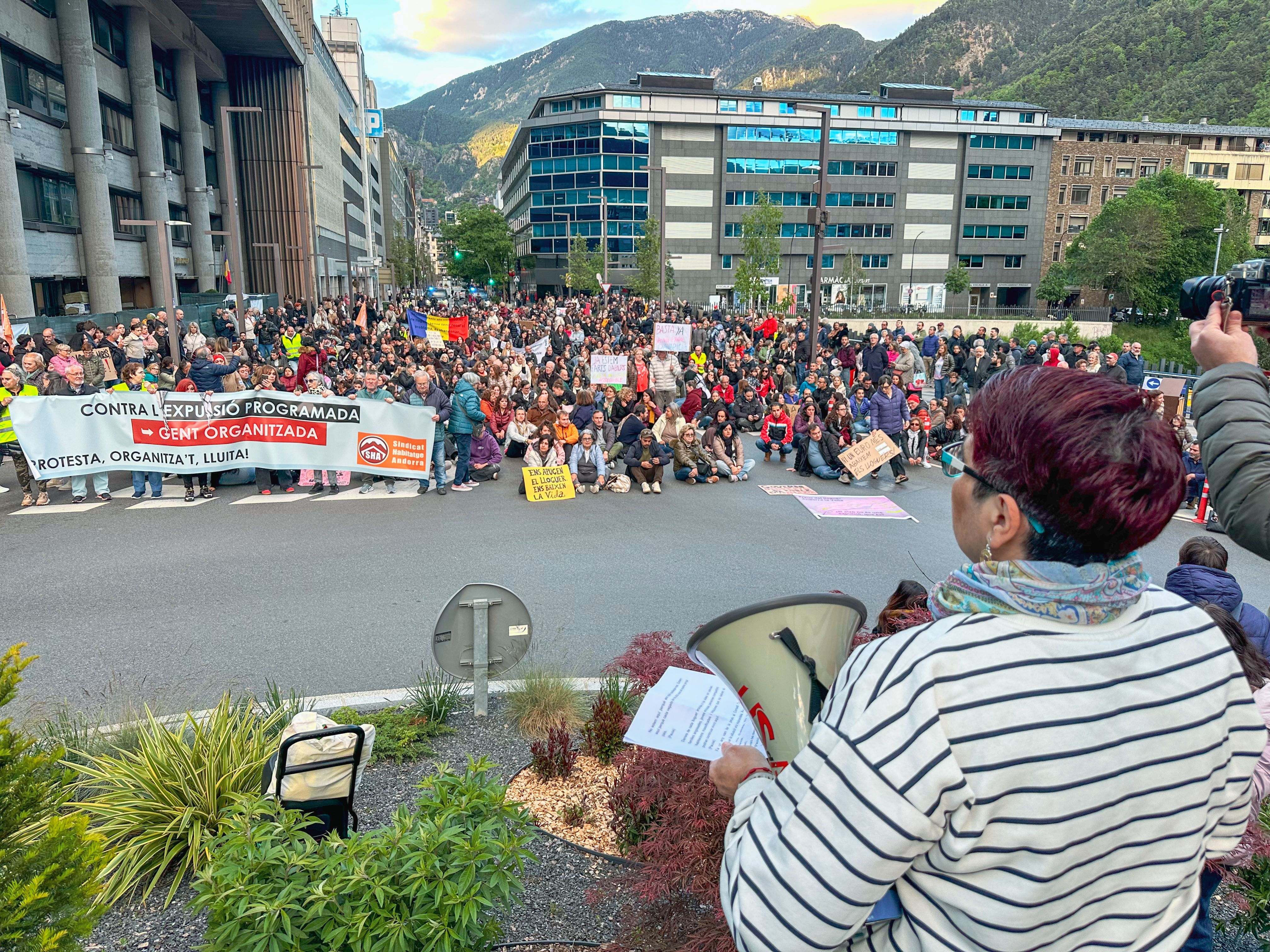 Els manifestant ja a la rotonda de Govern.