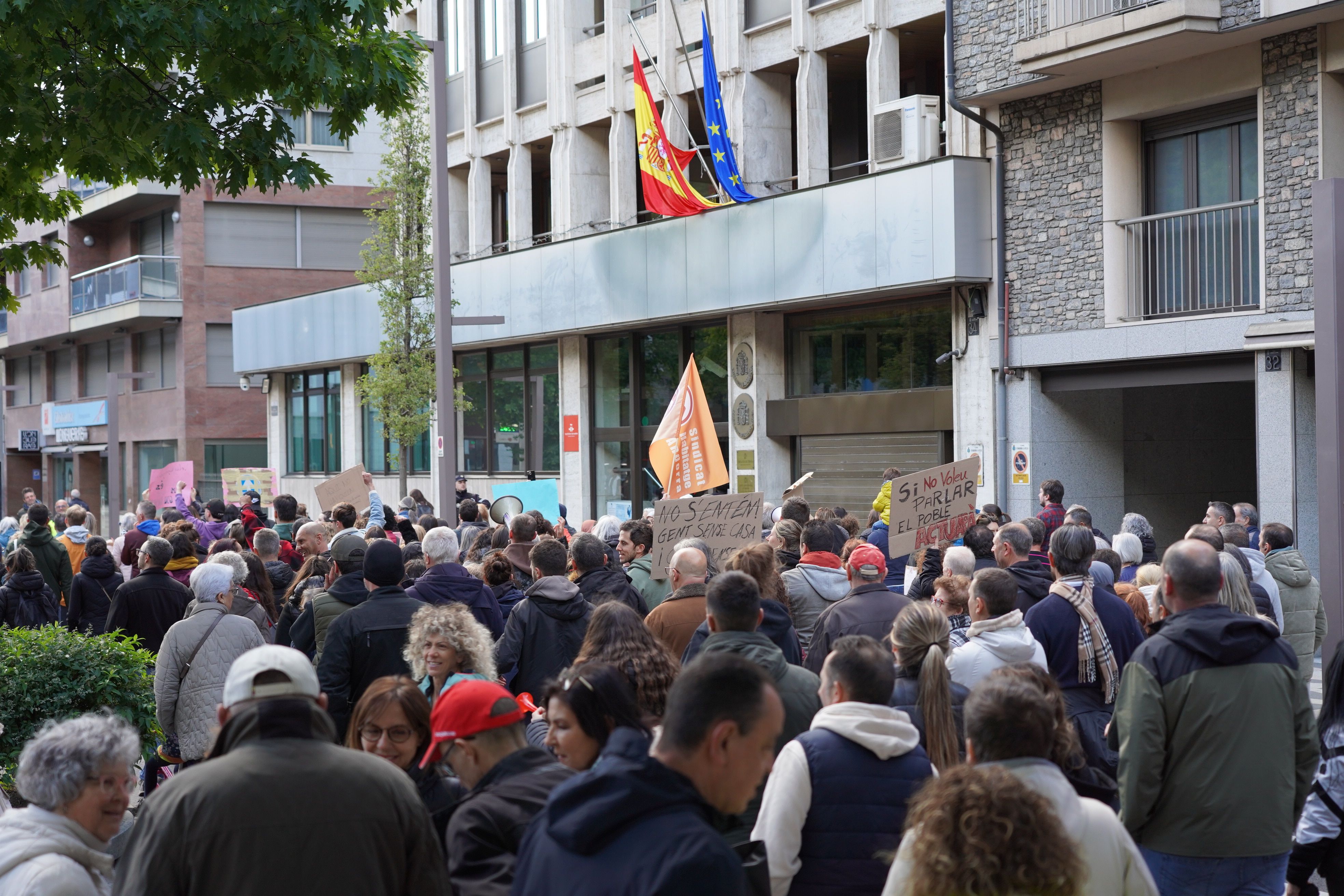 Un moment de la manifestació, al seu pas per Prat de la Creu.