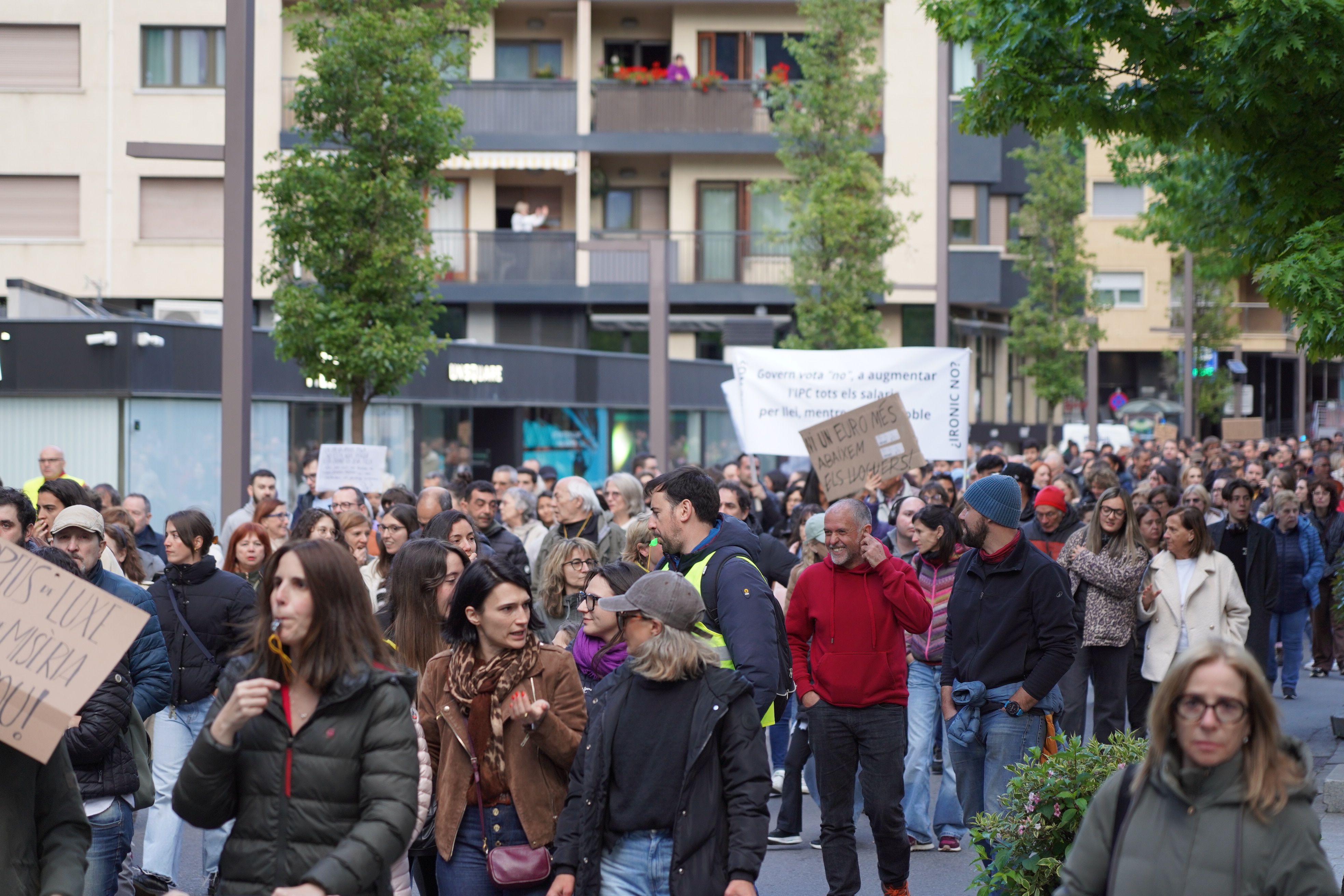 Un moment de la manifestació, al seu pas per Prat de la Creu.