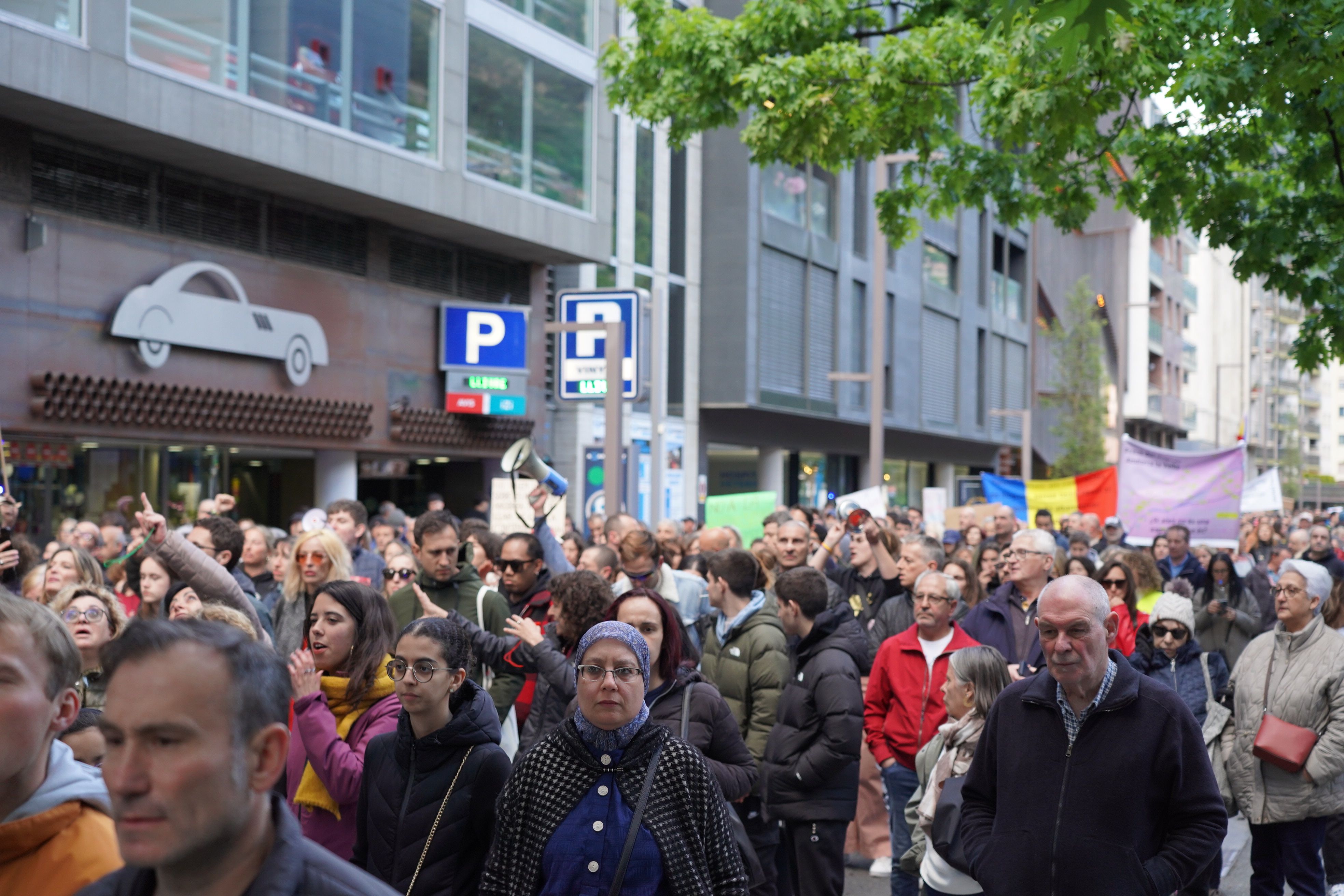 La multitud, davant del pàrquing Vinyes. La multitud, davant del pàrquing Vinyes.