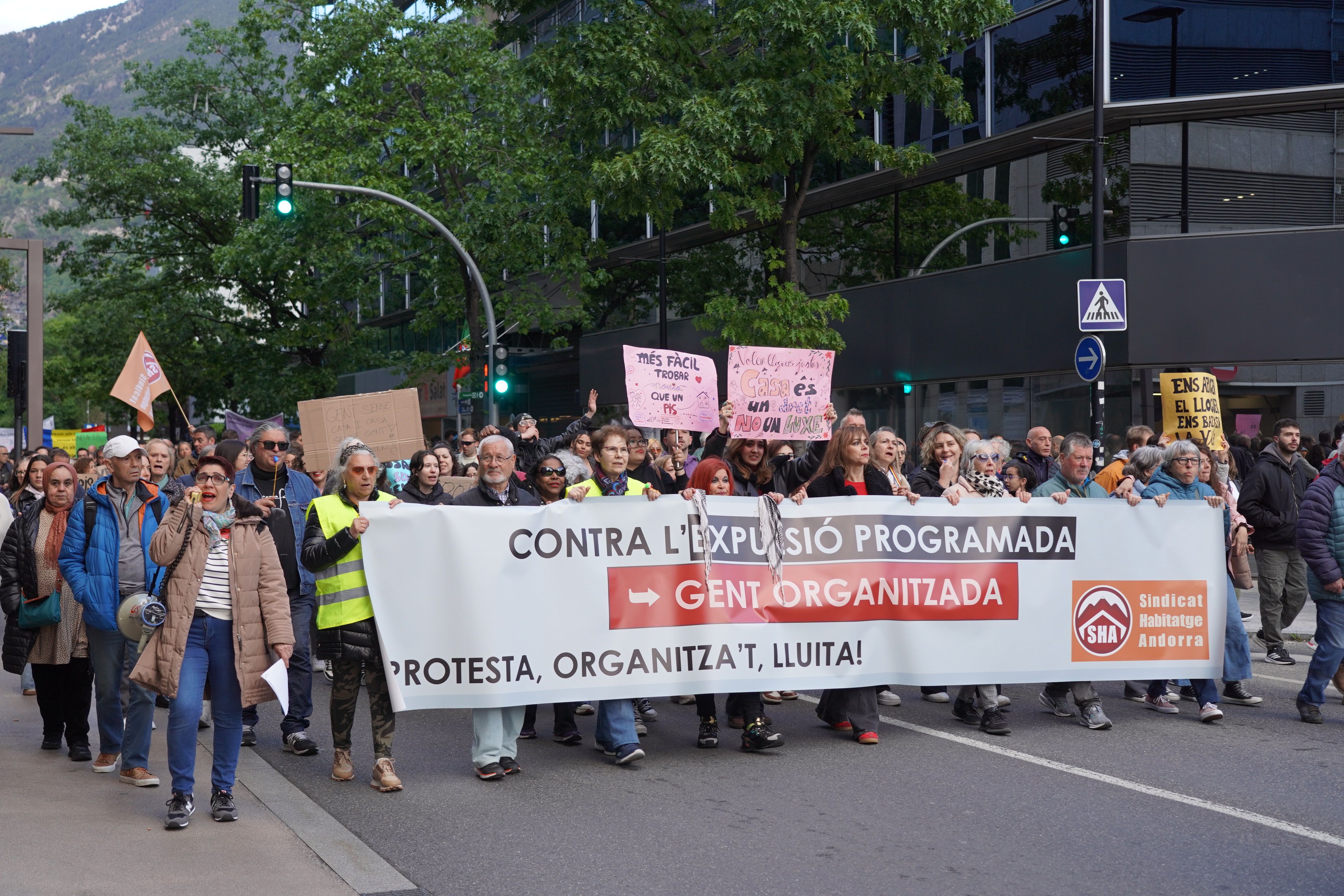 Un moment de la manifestació, al seu pas per Prat de la Creu.