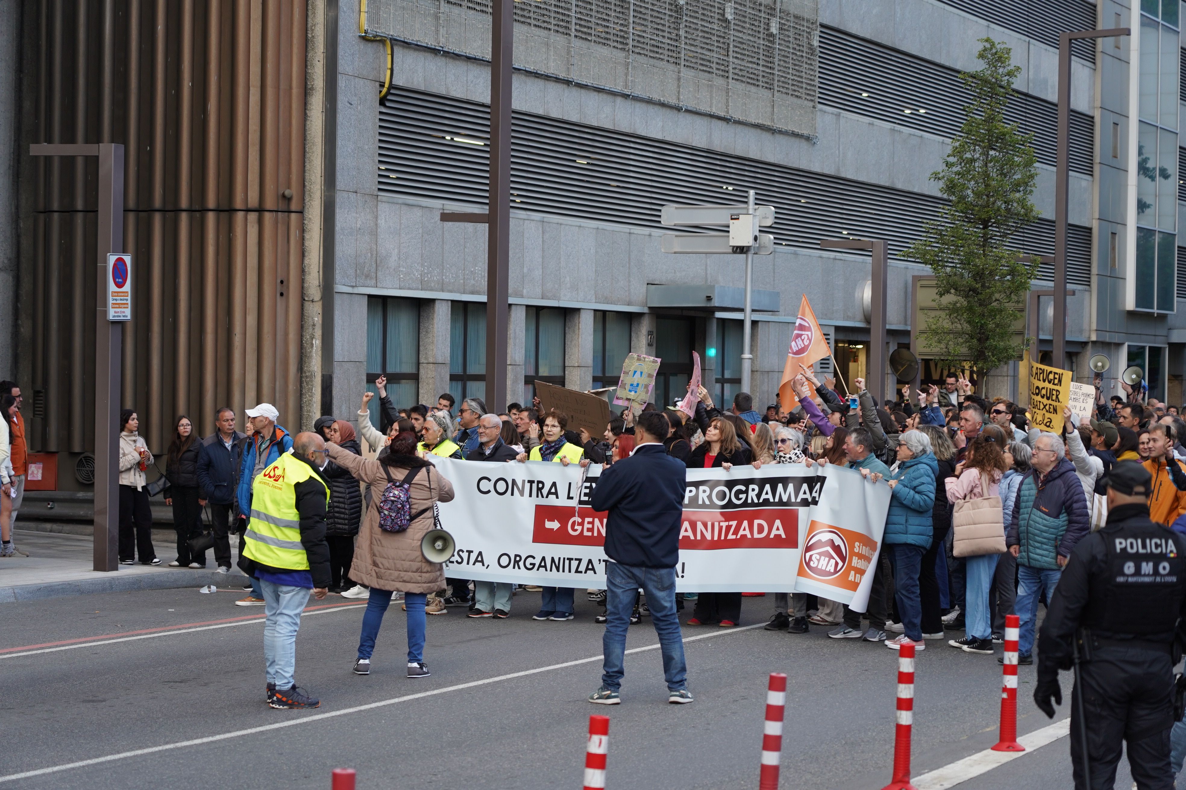 La manifestació arribant a Govern. 
