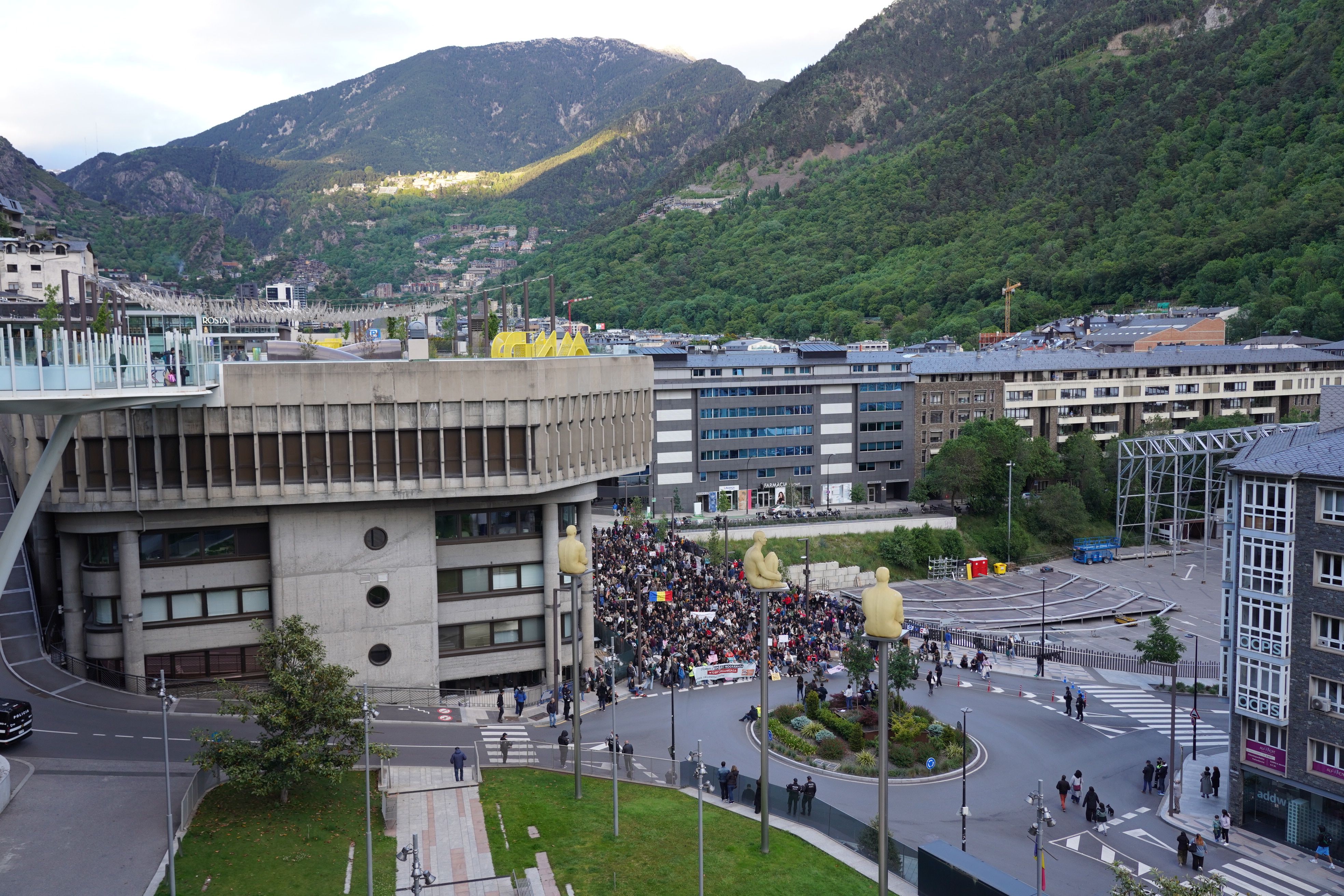 Els manifestants arribant a la rotonda de Govern.